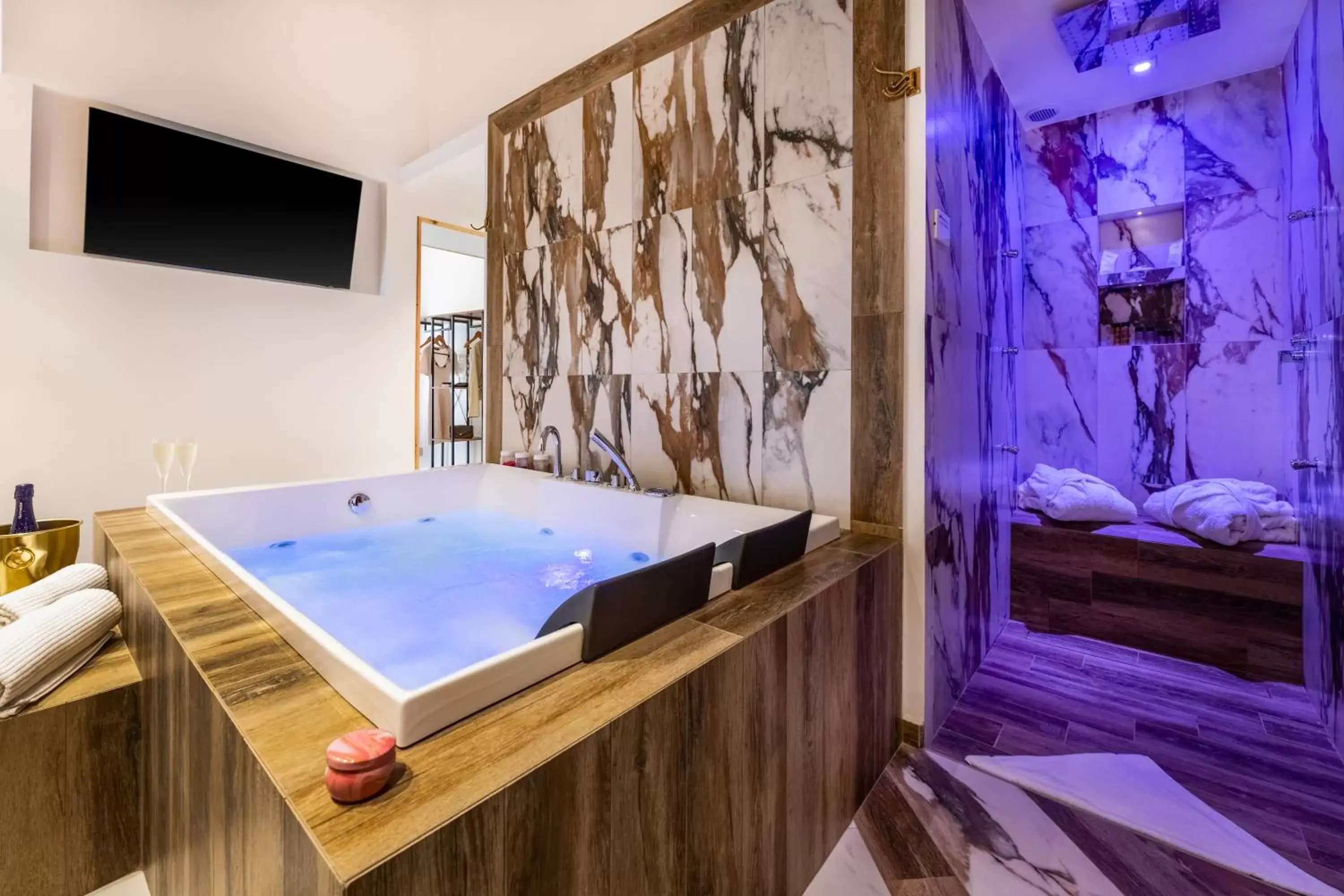 Hot Tub in Sant'Antonino Luxury Suite