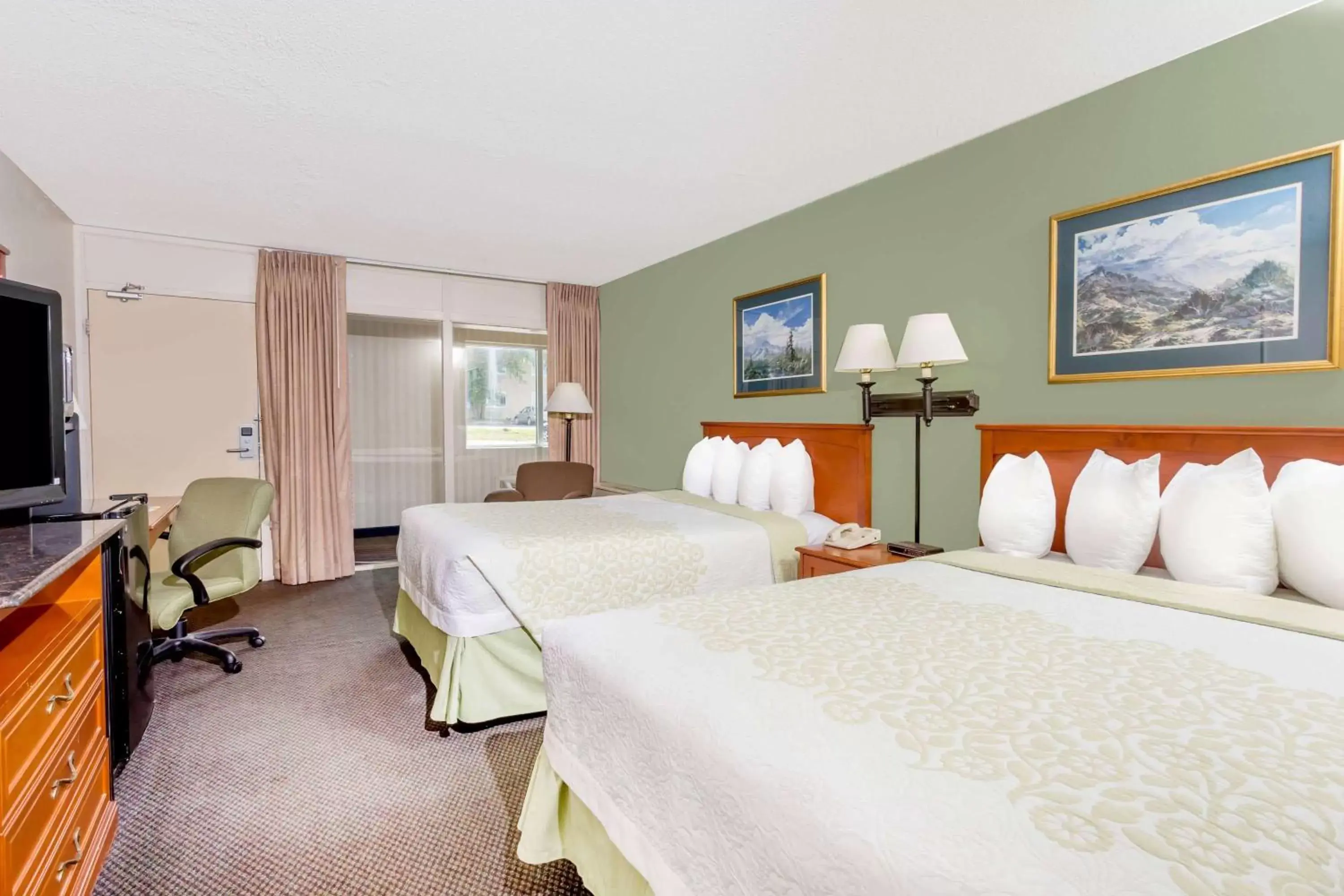 Photo of the whole room, Bed in Days Inn by Wyndham Cedar Falls- University Plaza