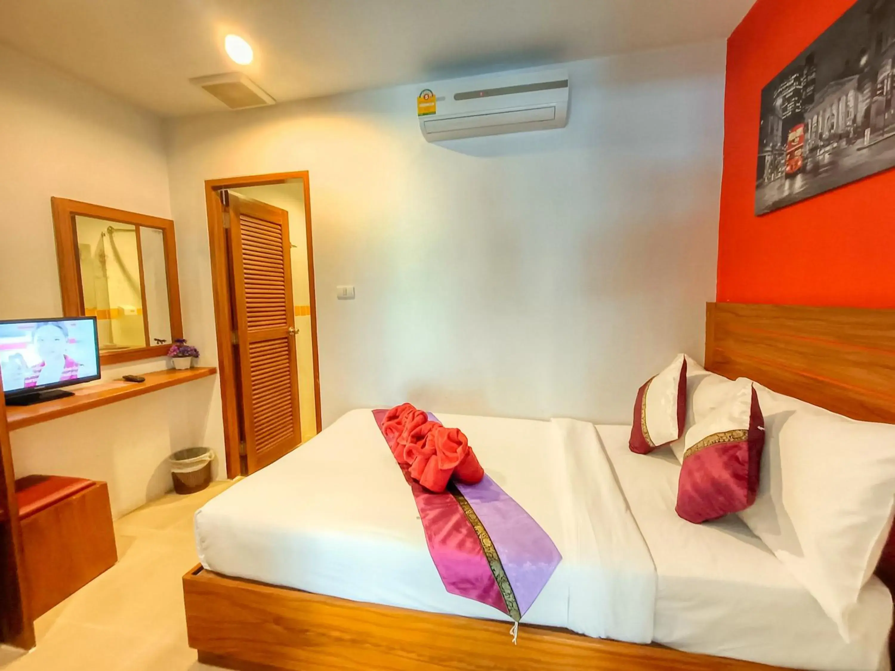 Bed in PJ Patong Resortel
