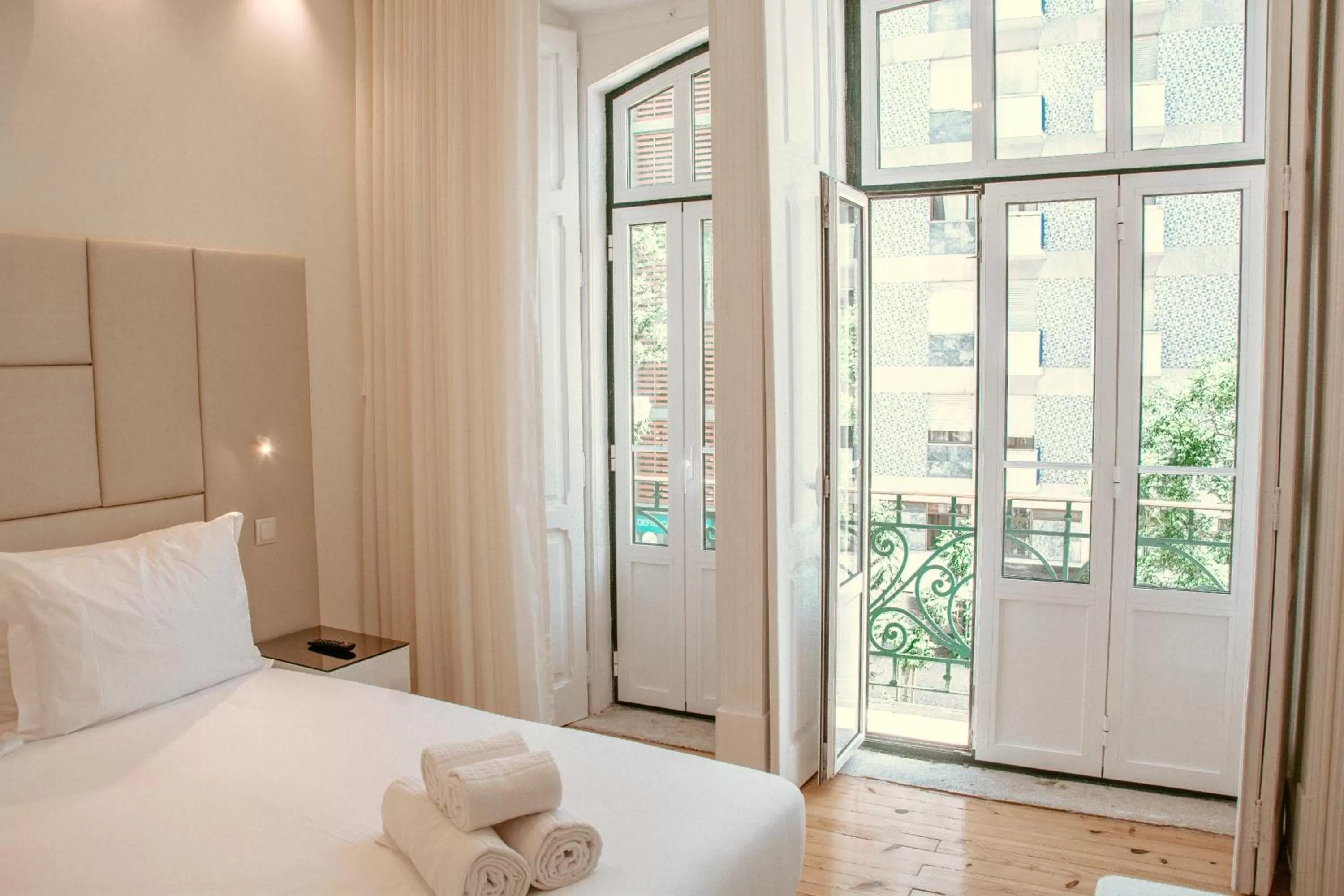 City view, Bed in Le Premier Lisbon Suites