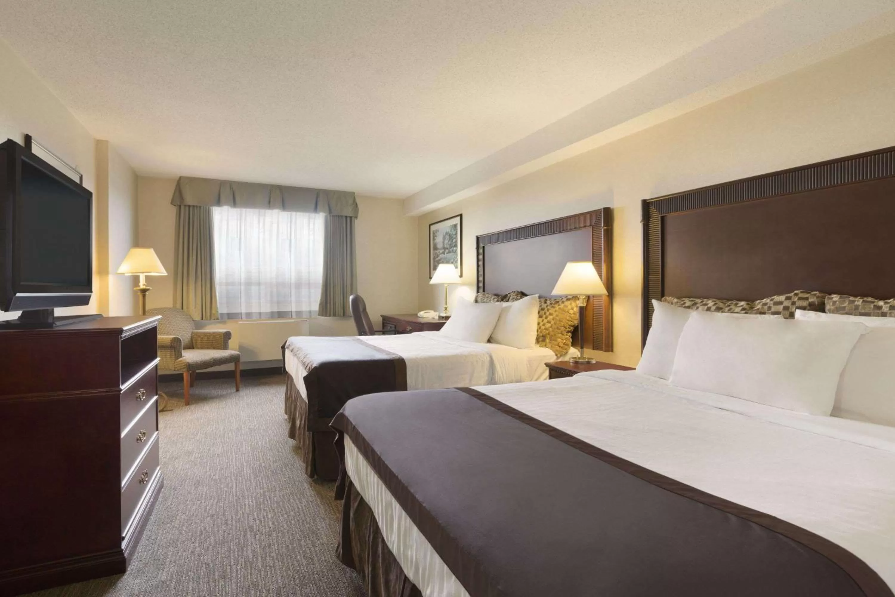 Photo of the whole room, Bed in Travelodge Hotel by Wyndham Vancouver Airport