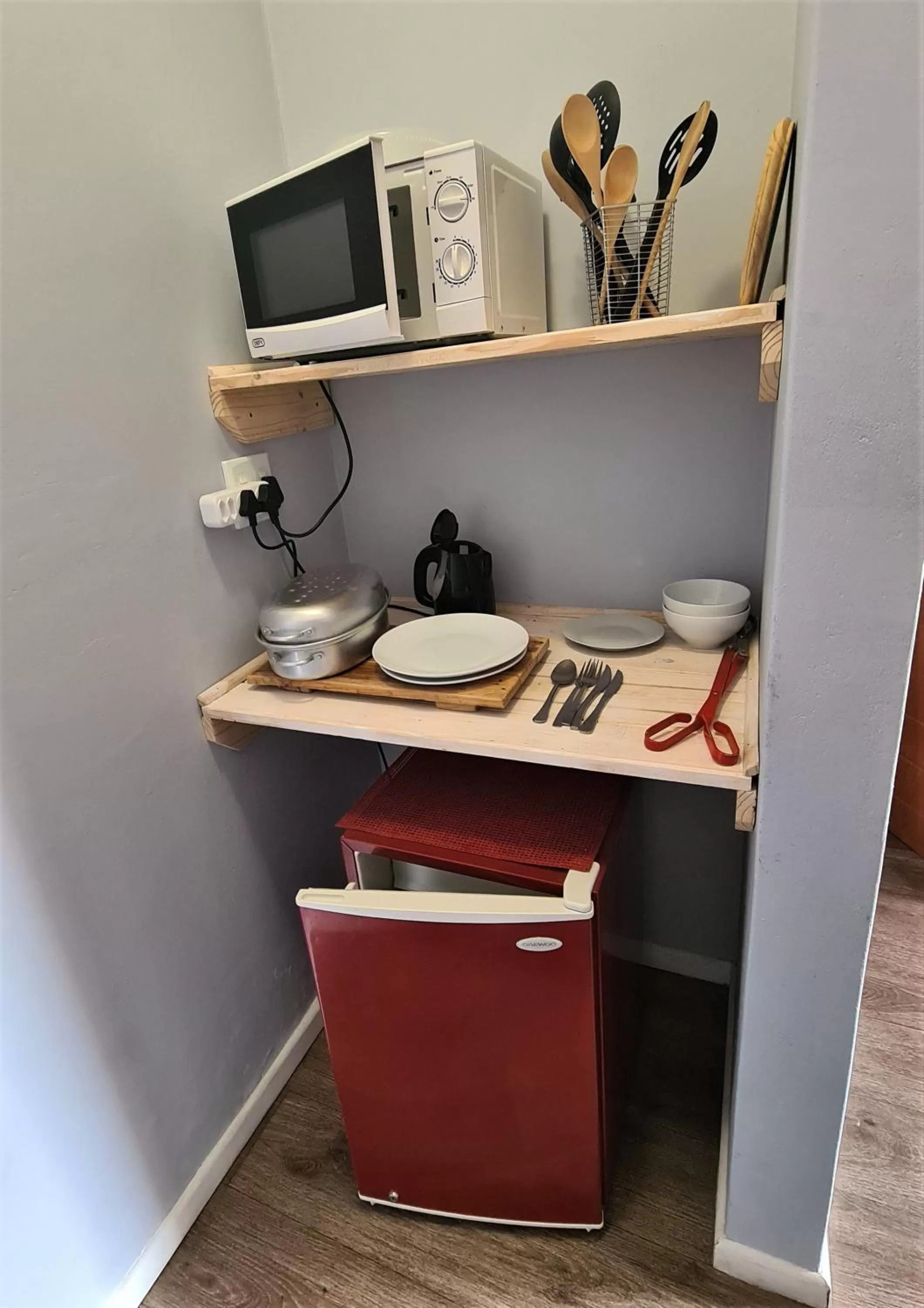 Kitchen or kitchenette, TV/Entertainment Center in Tiende Laan Bed & Breakfast and Self-Catering