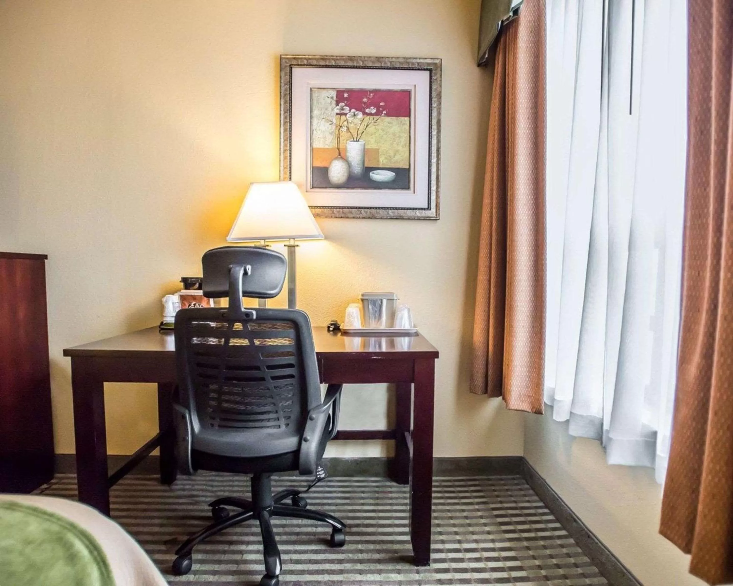 Photo of the whole room, Bed in Quality Inn Mill Hall - Lamar