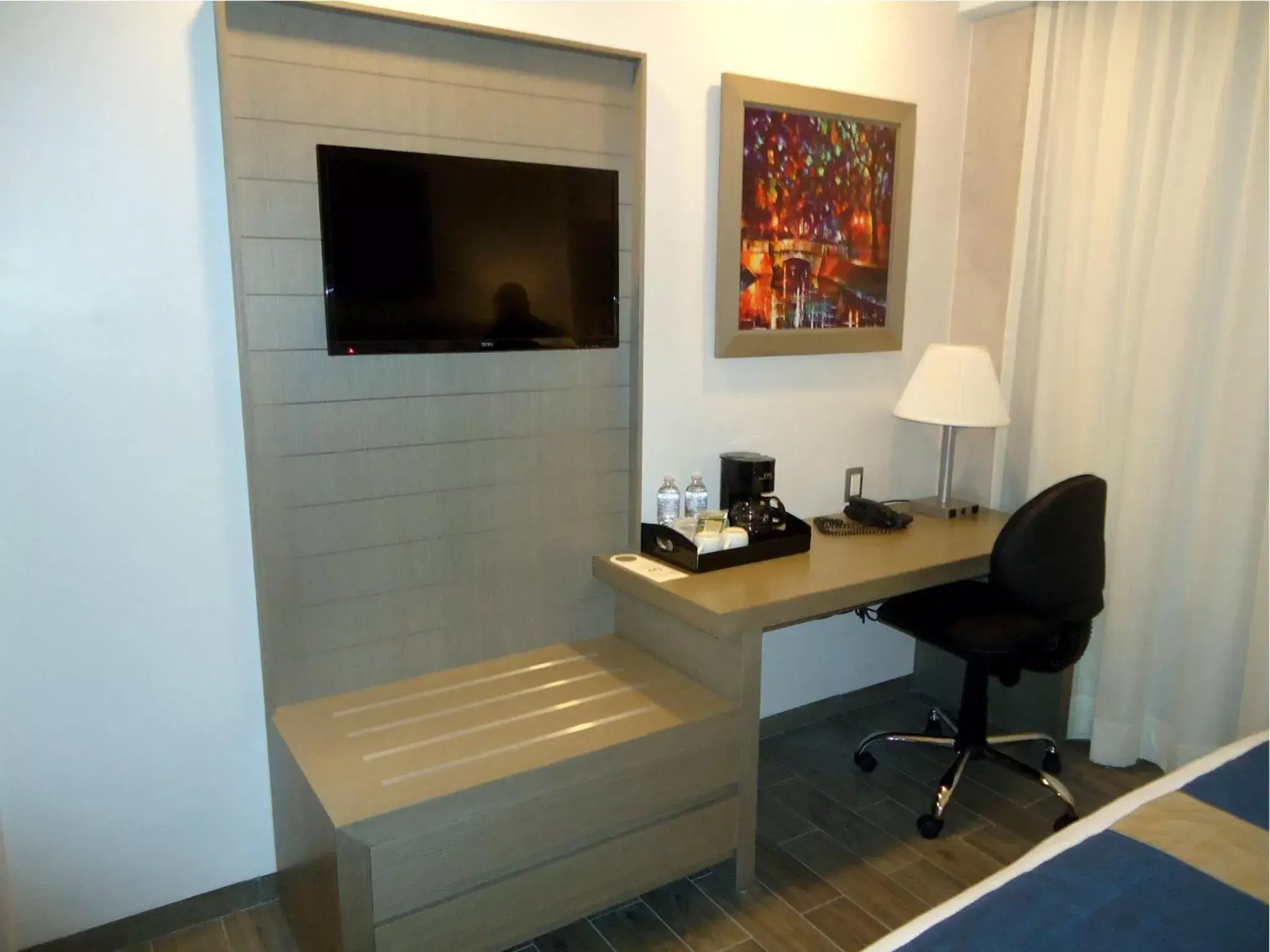 TV and multimedia, TV/Entertainment Center in Hotel Mansur Business & Leisure