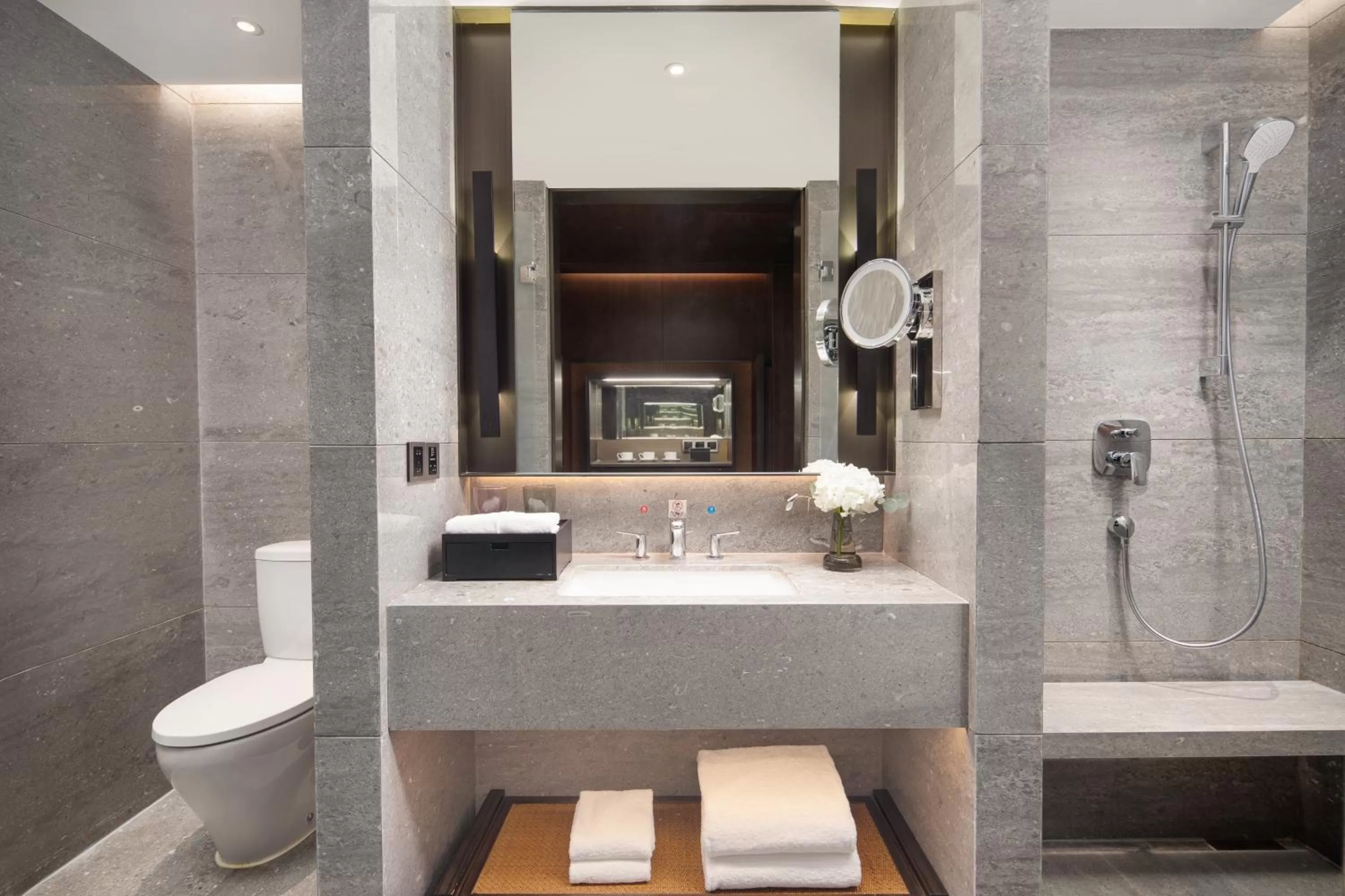 Shower in HUALUXE Xi'an Tanghua by IHG