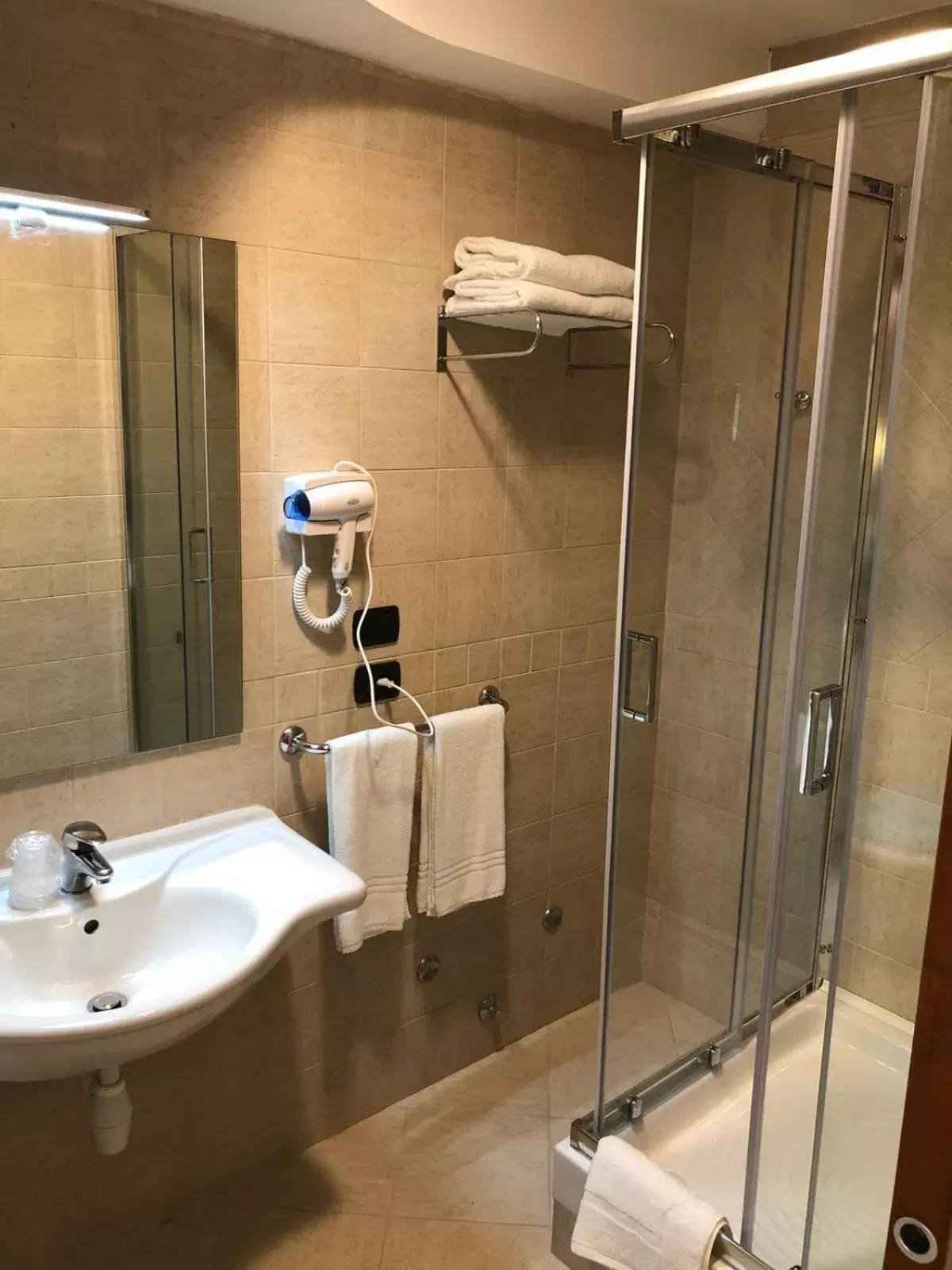 Shower, Bathroom in Hotel Continental