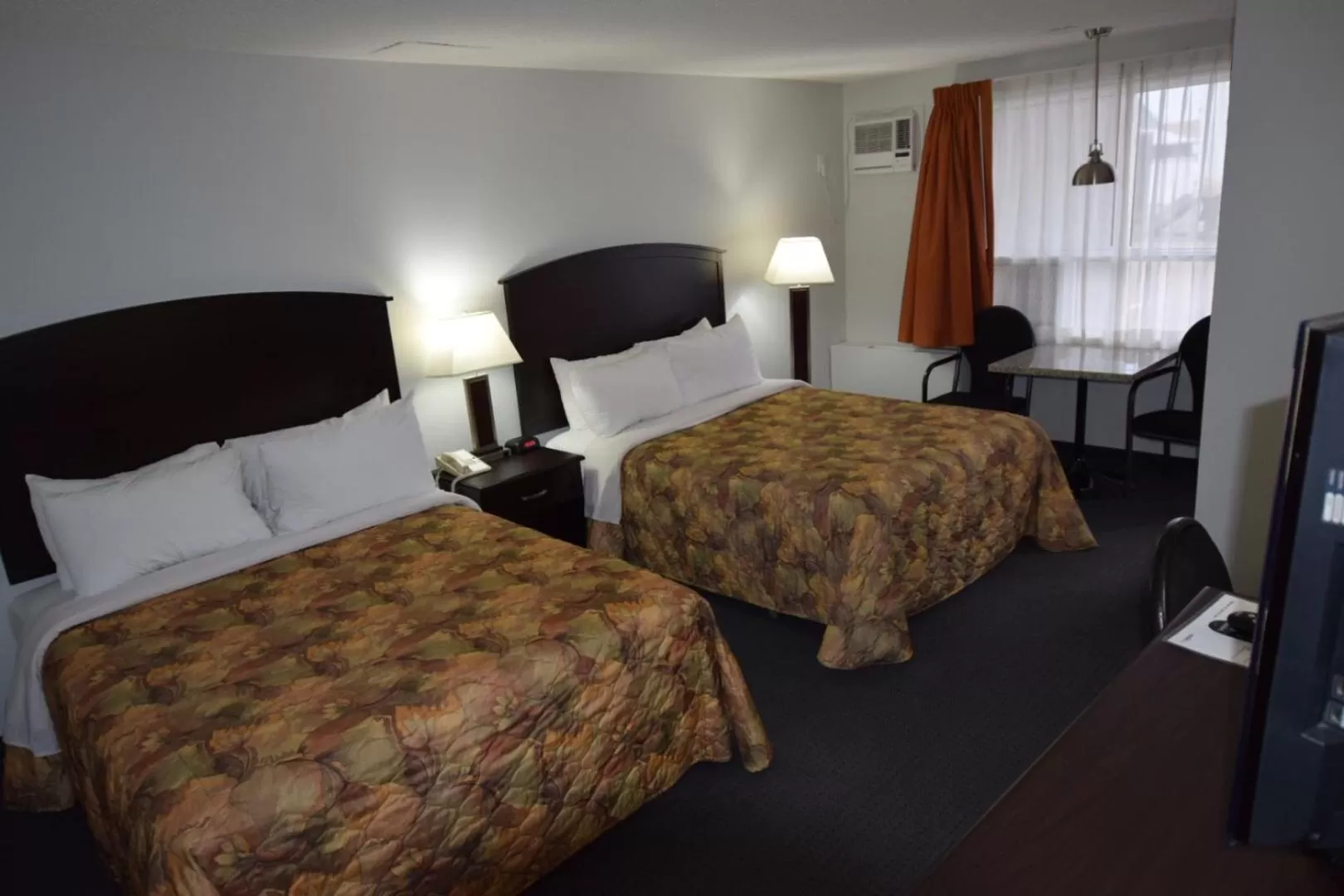 Bed in El Lobo Motel