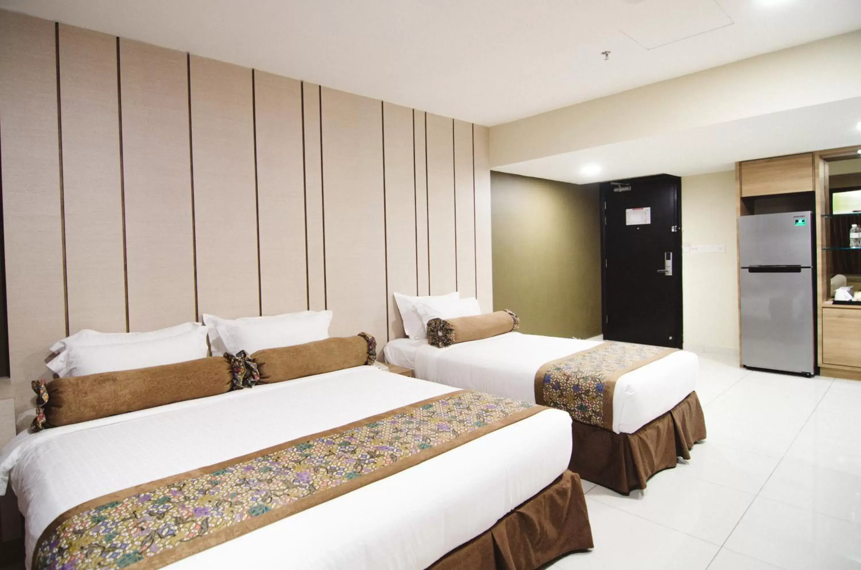 Shower, Bed in Hotel Sfera