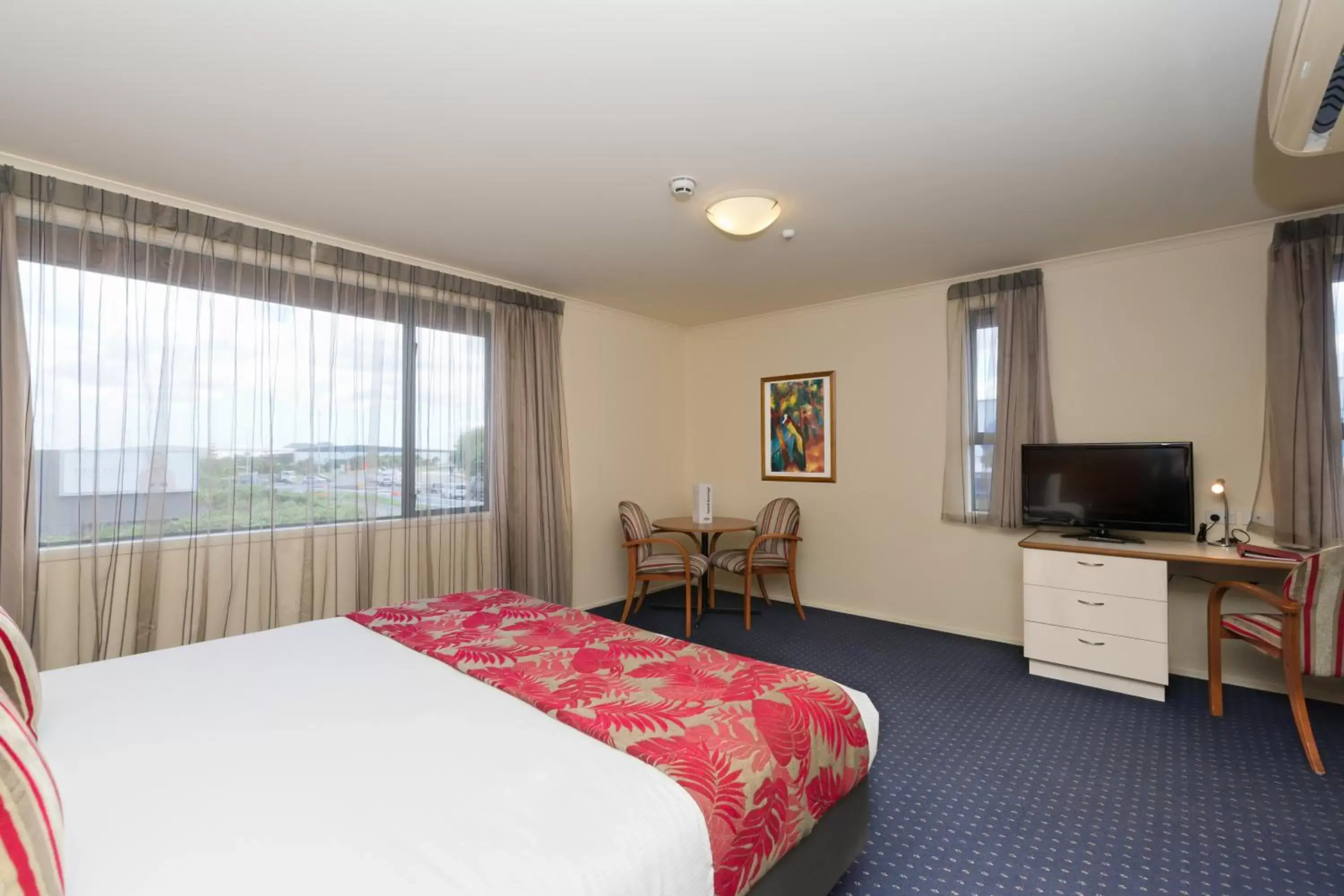 Bedroom, TV/Entertainment Center in Heartland Hotel Auckland Airport