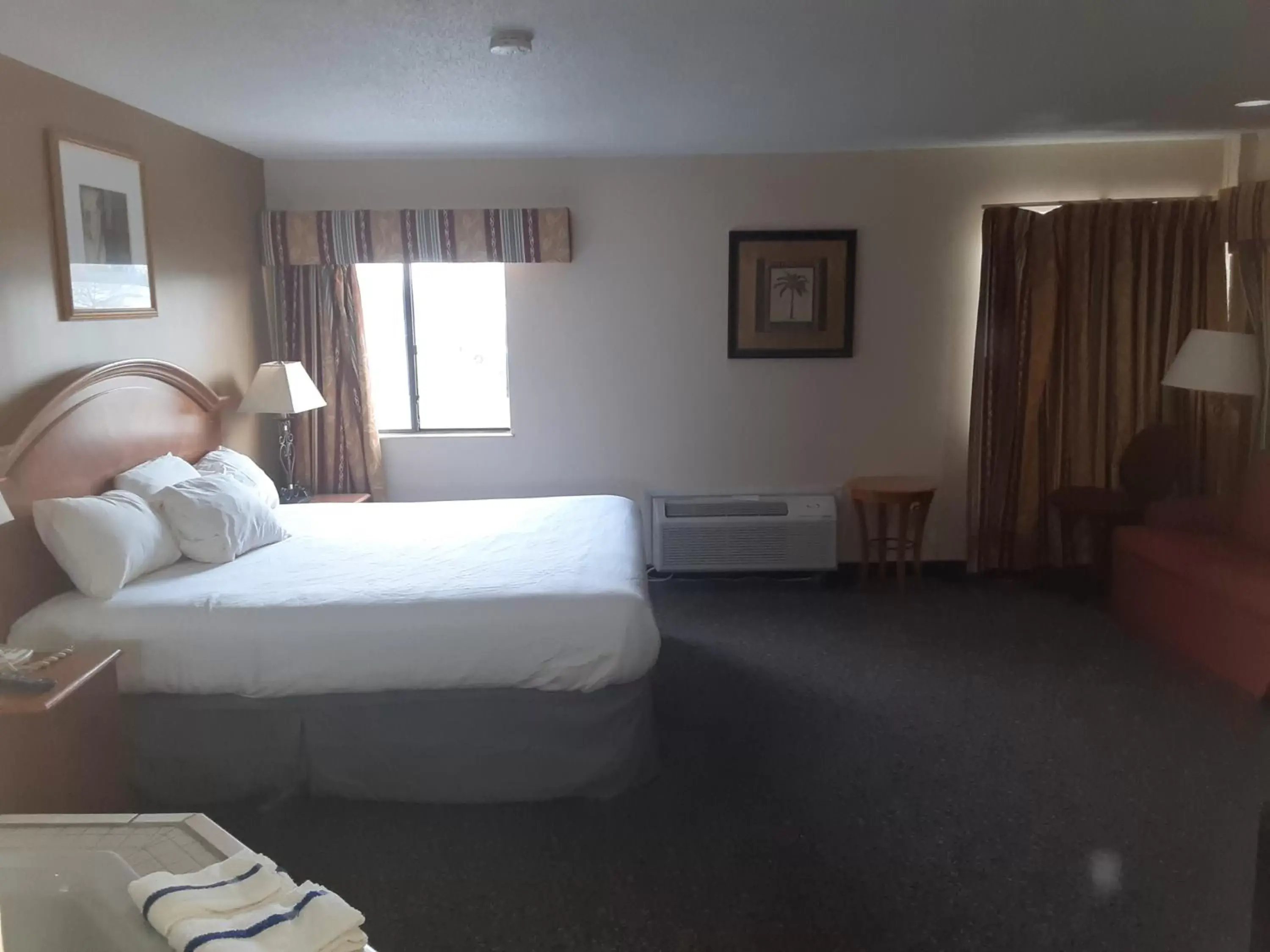 Bed in American Inn and Suites Ionia