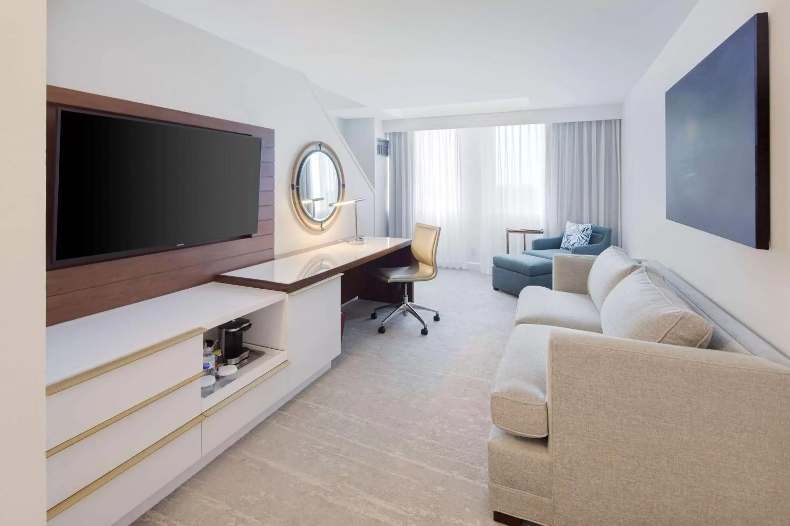 Bedroom, TV/Entertainment Center in DoubleTree by Hilton Hotel Deerfield Beach - Boca Raton