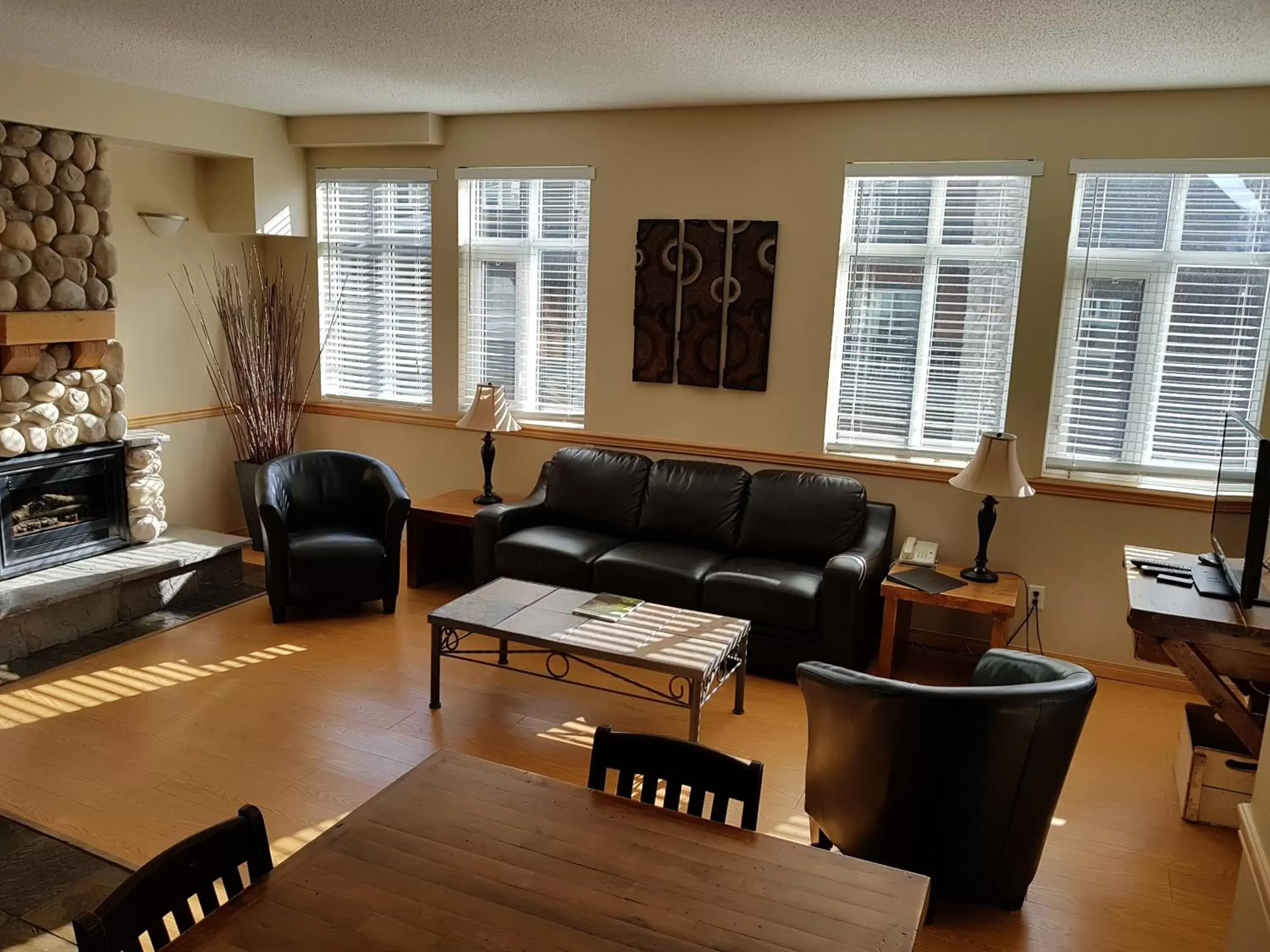 Three-Bedroom Suite with Spa Bath in Sunset Resorts Canmore and Spa Three-Bedroom Suite with Spa Bath in Sunset Resorts Canmore and Spa