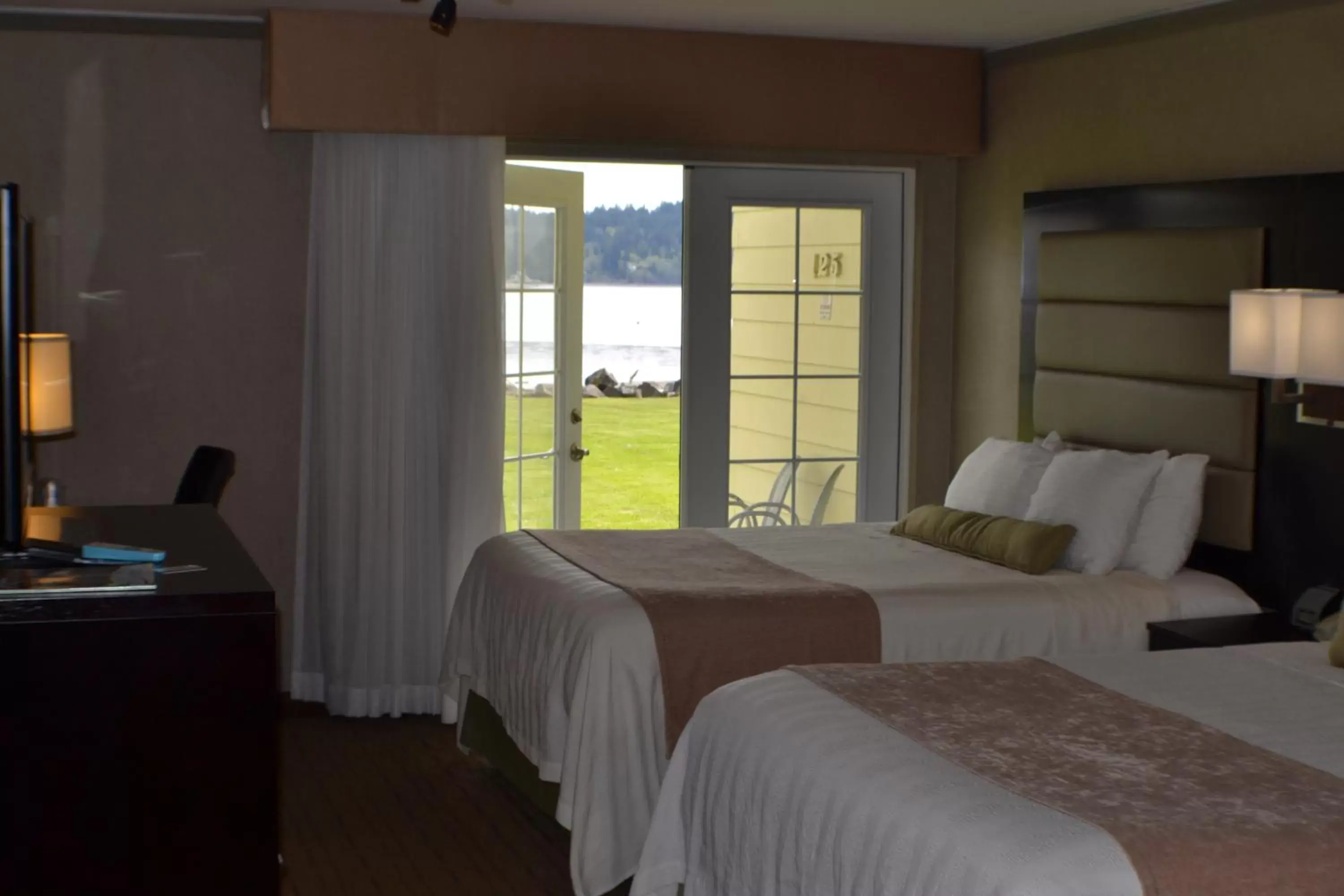 Bed in Best Western Plus Silverdale Beach Hotel