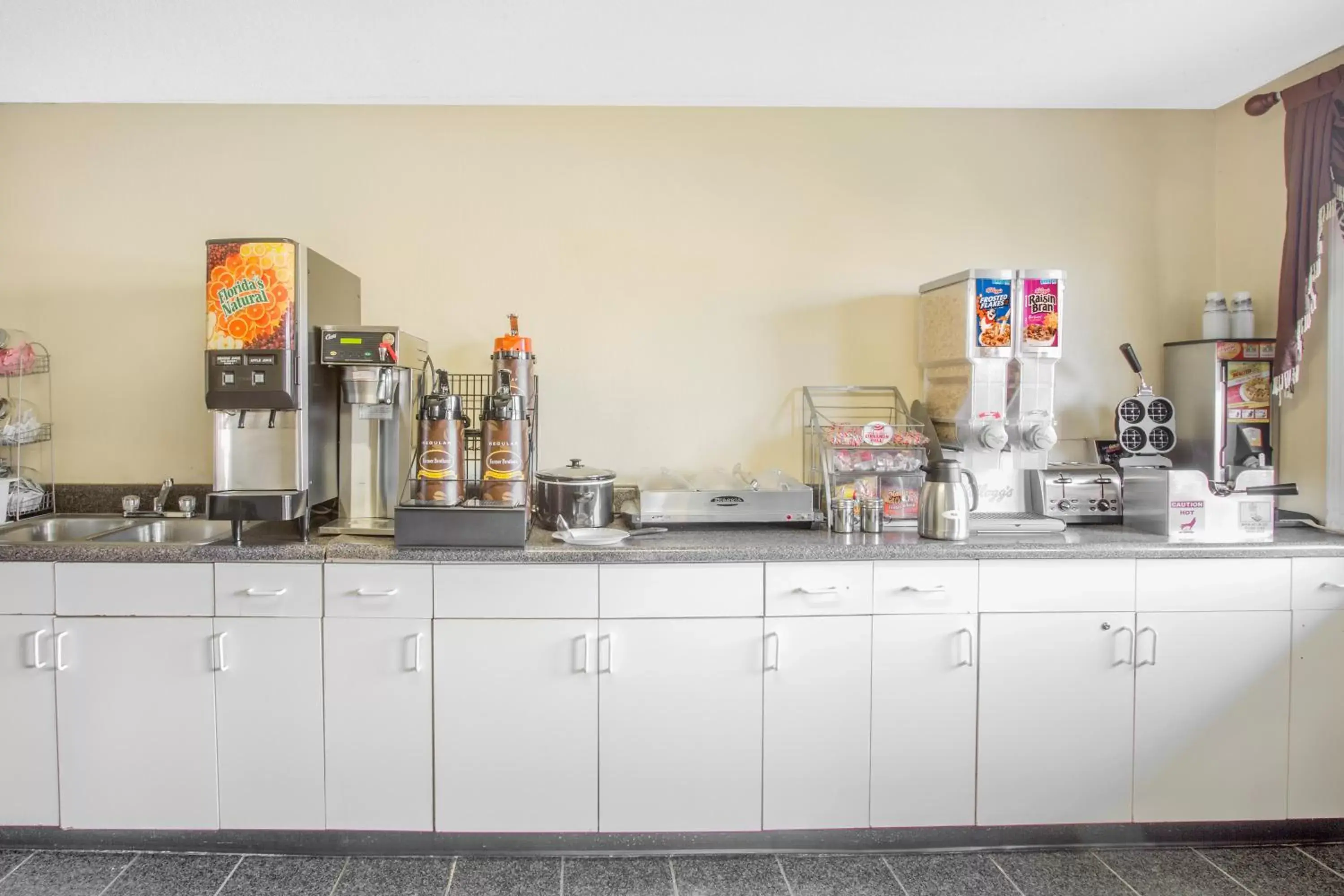 Coffee/tea facilities, Kitchen/Kitchenette in Super 8 by Wyndham Jasper