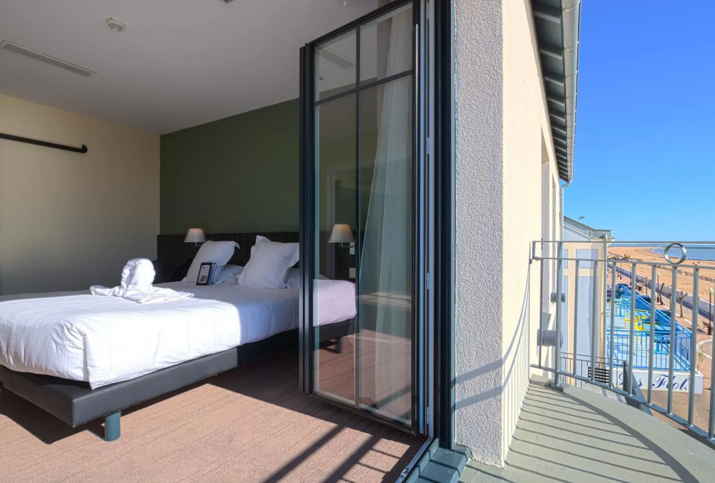 Sea view, Bed in Les Flots - Hôtel et Restaurant face à l'océan - Châtelaillon-Plage