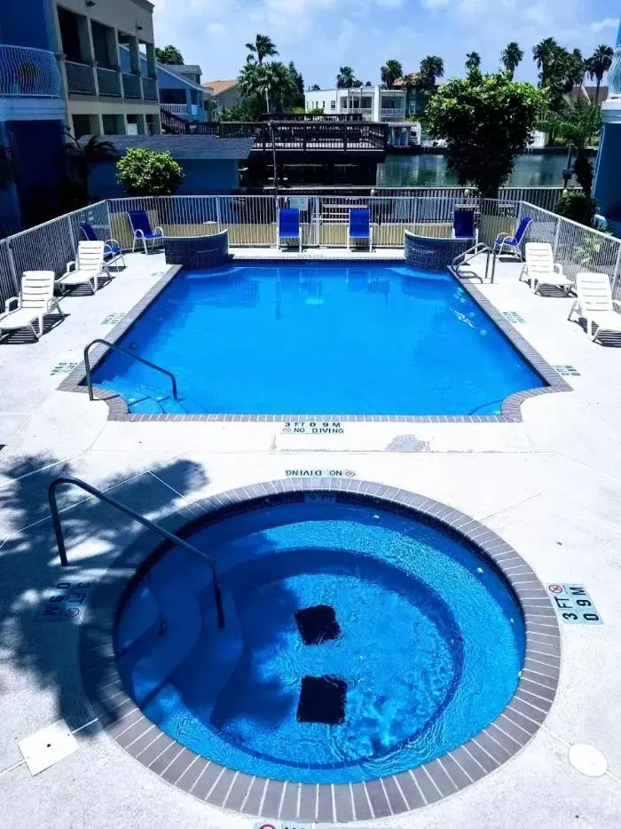 Hot Tub, Swimming Pool in Casa Bella Hotel and Suites