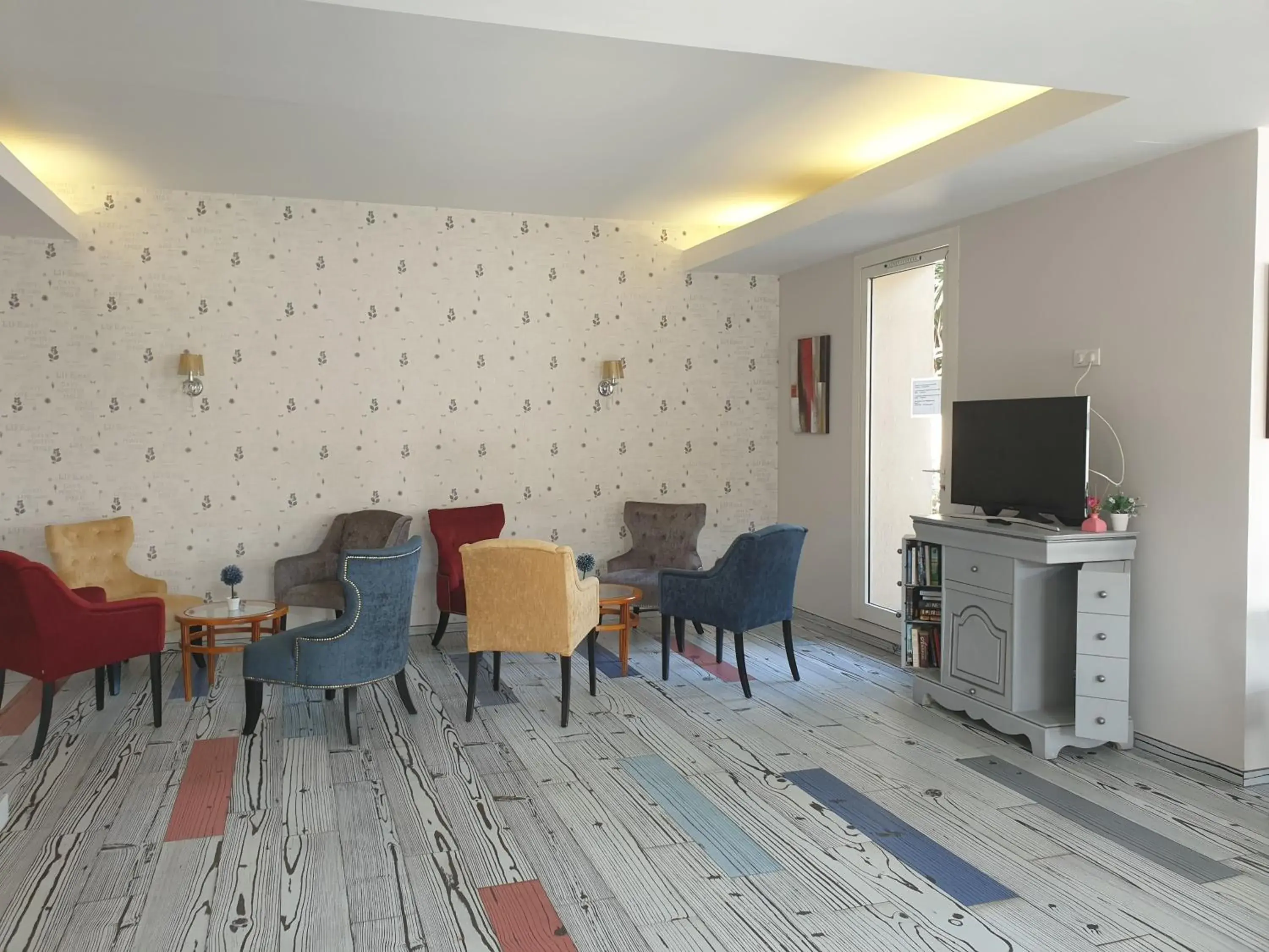 Living room, Seating Area in The Originals City, Hotel Frisia, Beaulieu-sur-Mer (Inter-Hotel)