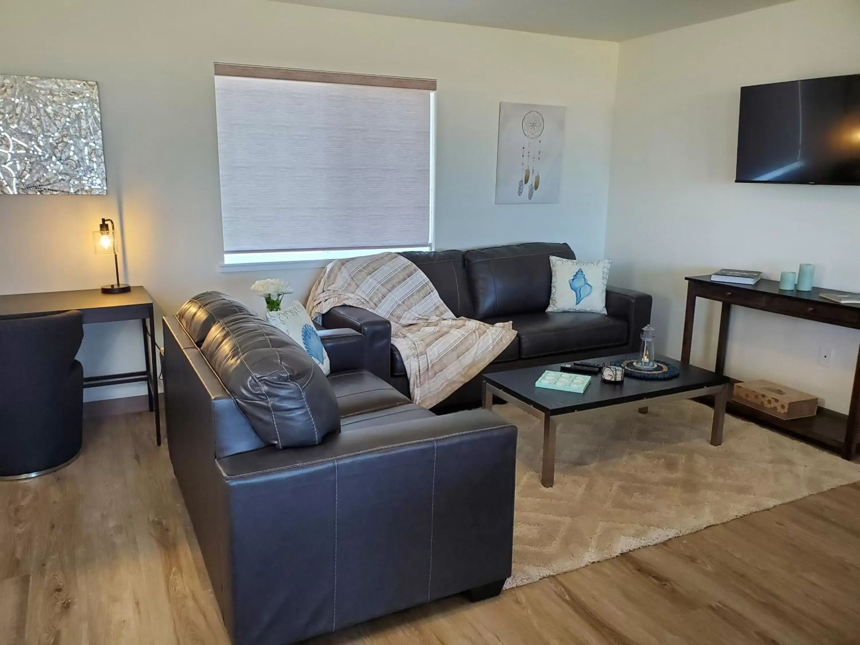 TV and multimedia, Seating Area in Moonstone Beach Motel