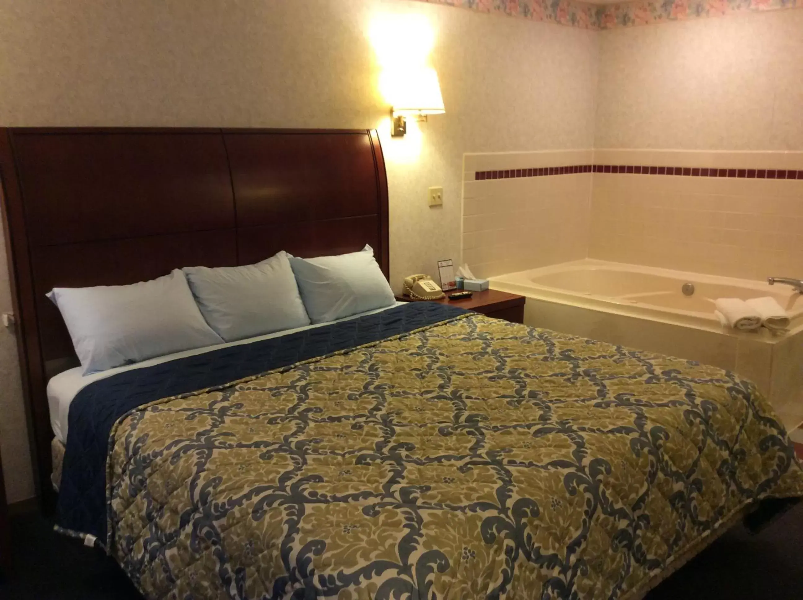 Other, Bed in Americas Best Value Inn Decatur, IN