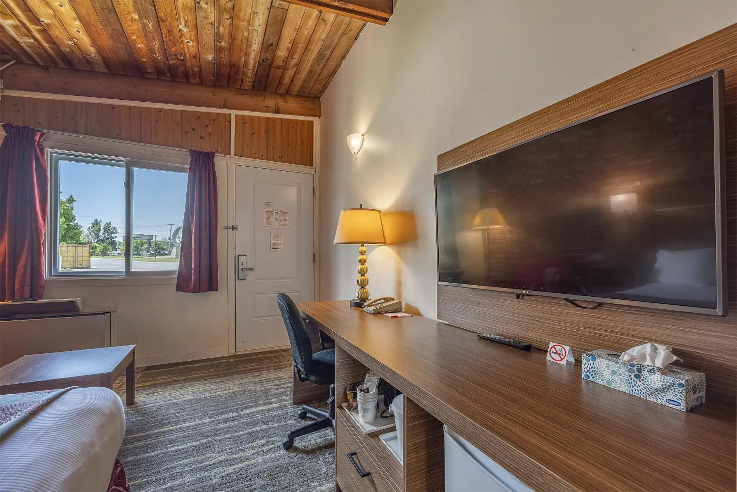 TV and multimedia in Ramada by Wyndham Gananoque Provincial Inn