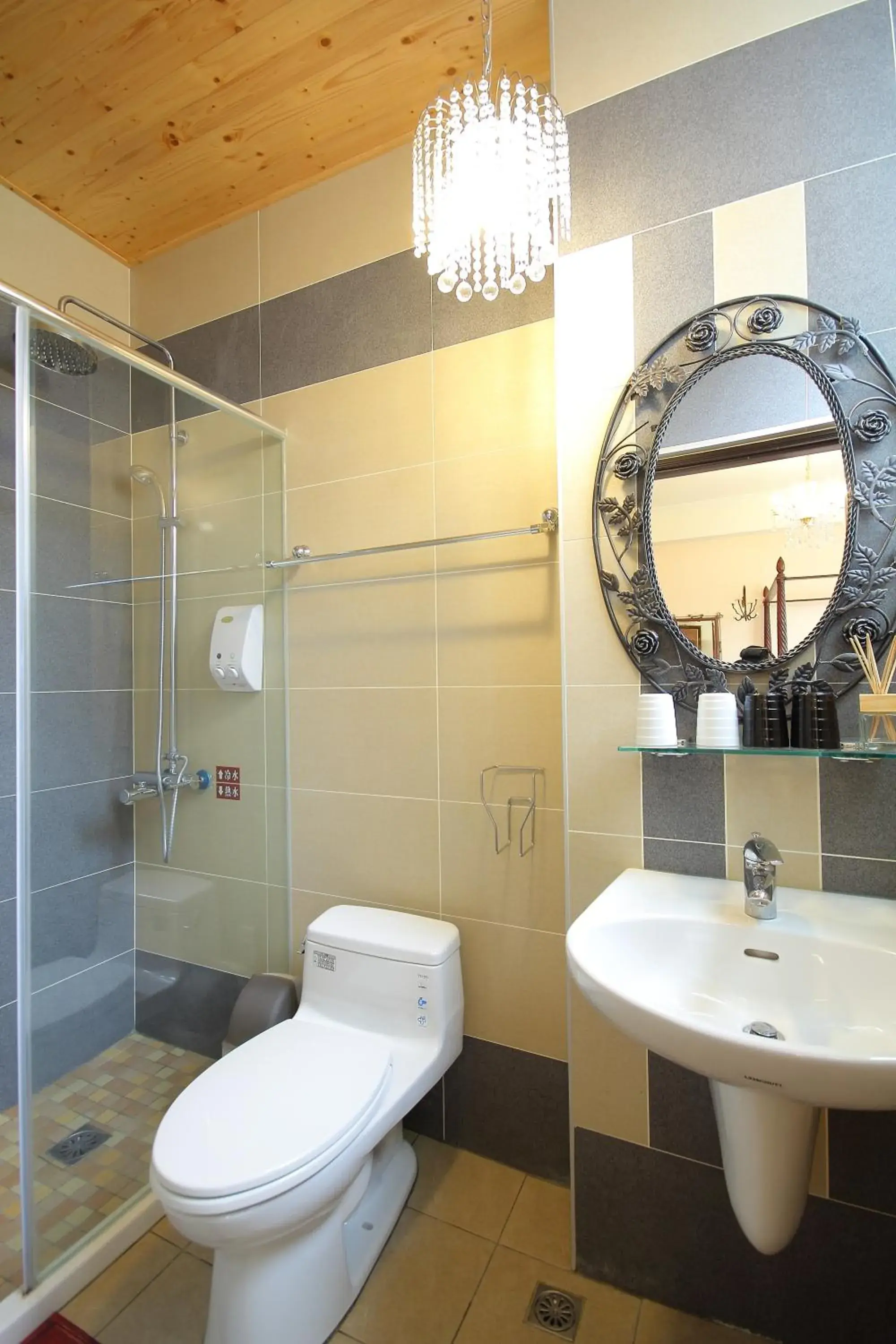 Shower, Bathroom in Hualien Paris Home B&B