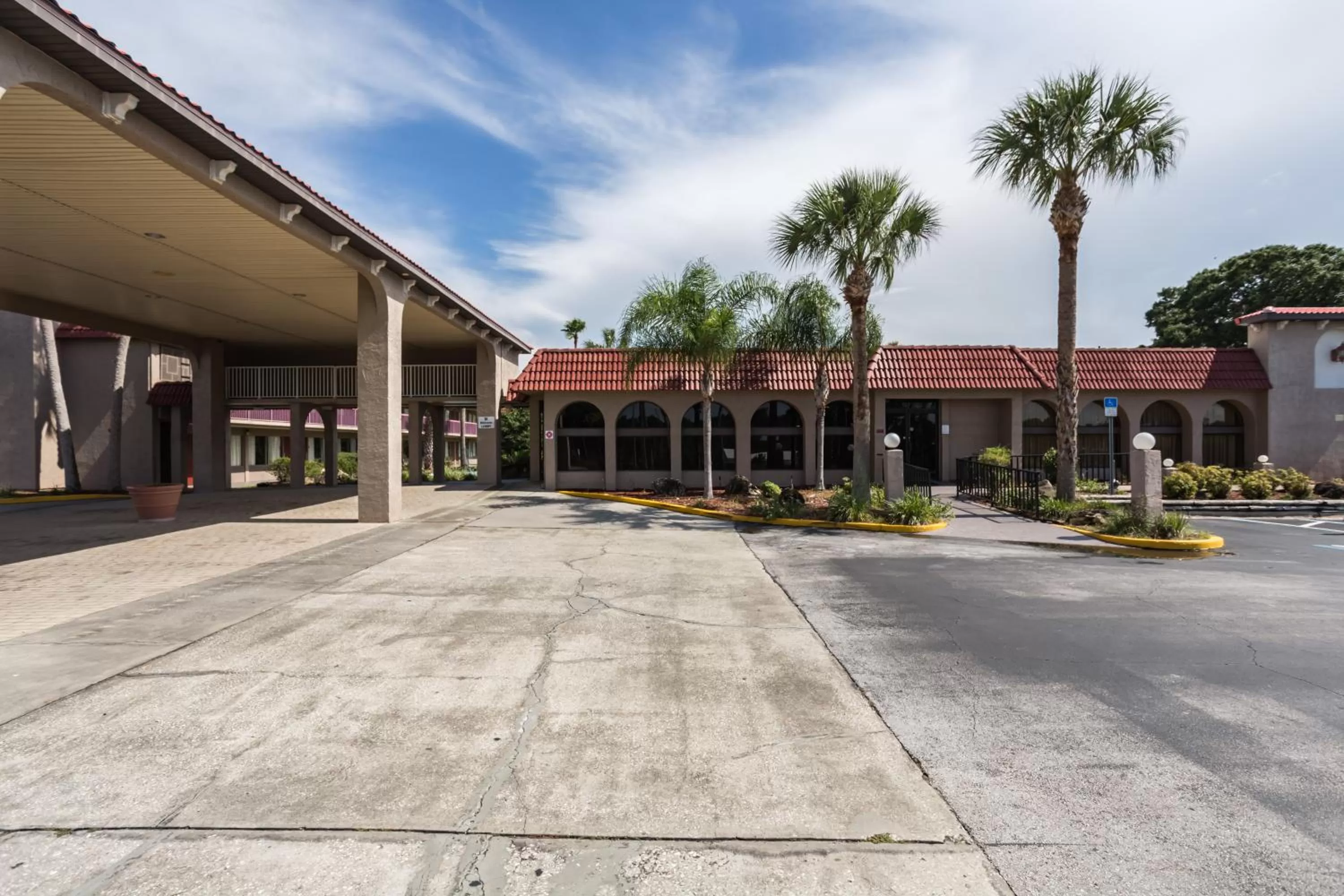 Property building in Motel 6-Spring Hill, FL - Weeki Wachee