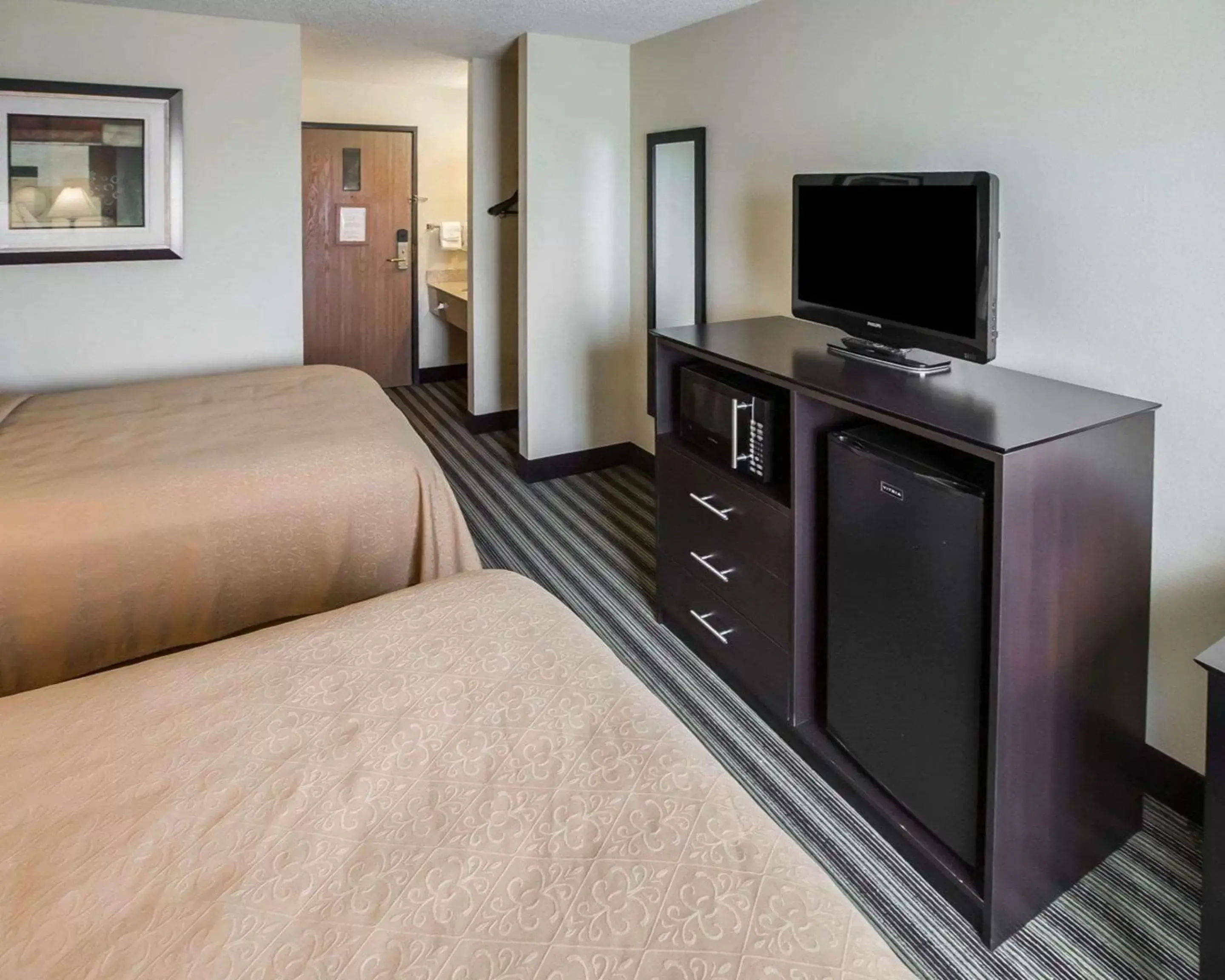 Photo of the whole room, Bed in Quality Inn Chesterton near Indiana Dunes National Park I-94