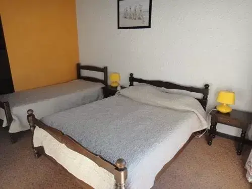 Bed in Motel le Colibri