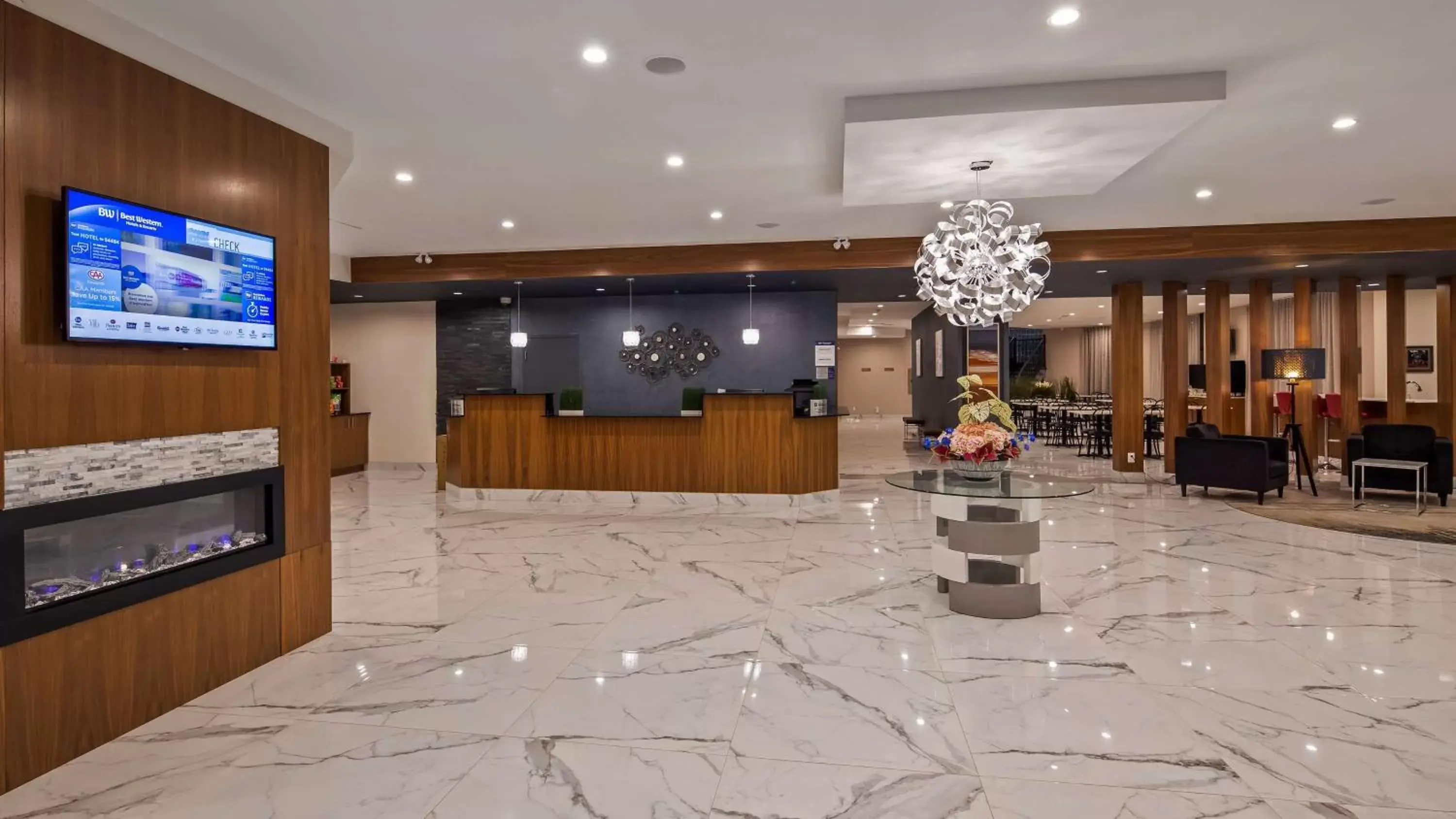 Lobby or reception in Best Western Plus Montreal East