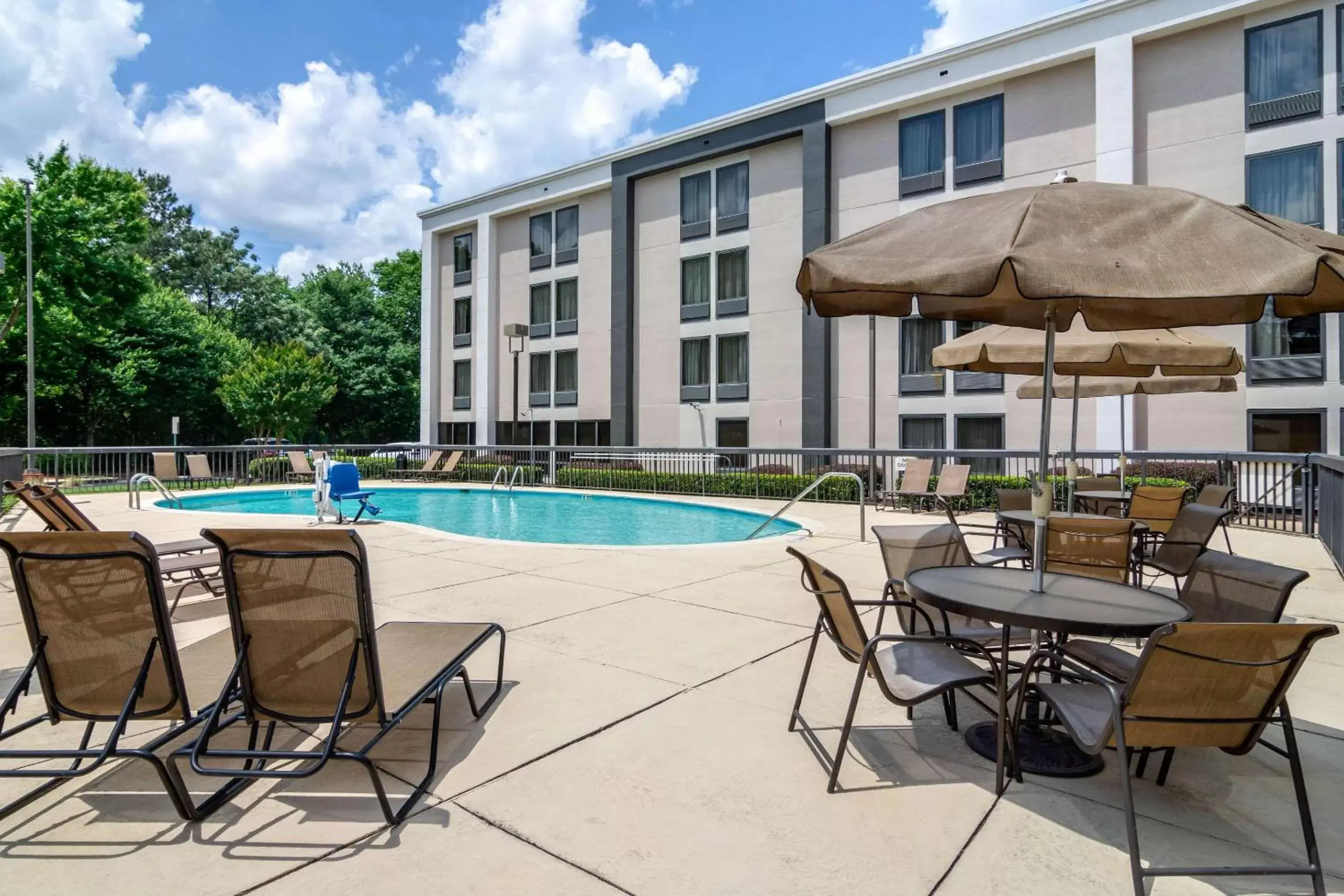 Activities, Swimming Pool in Comfort Inn Atlanta Airport