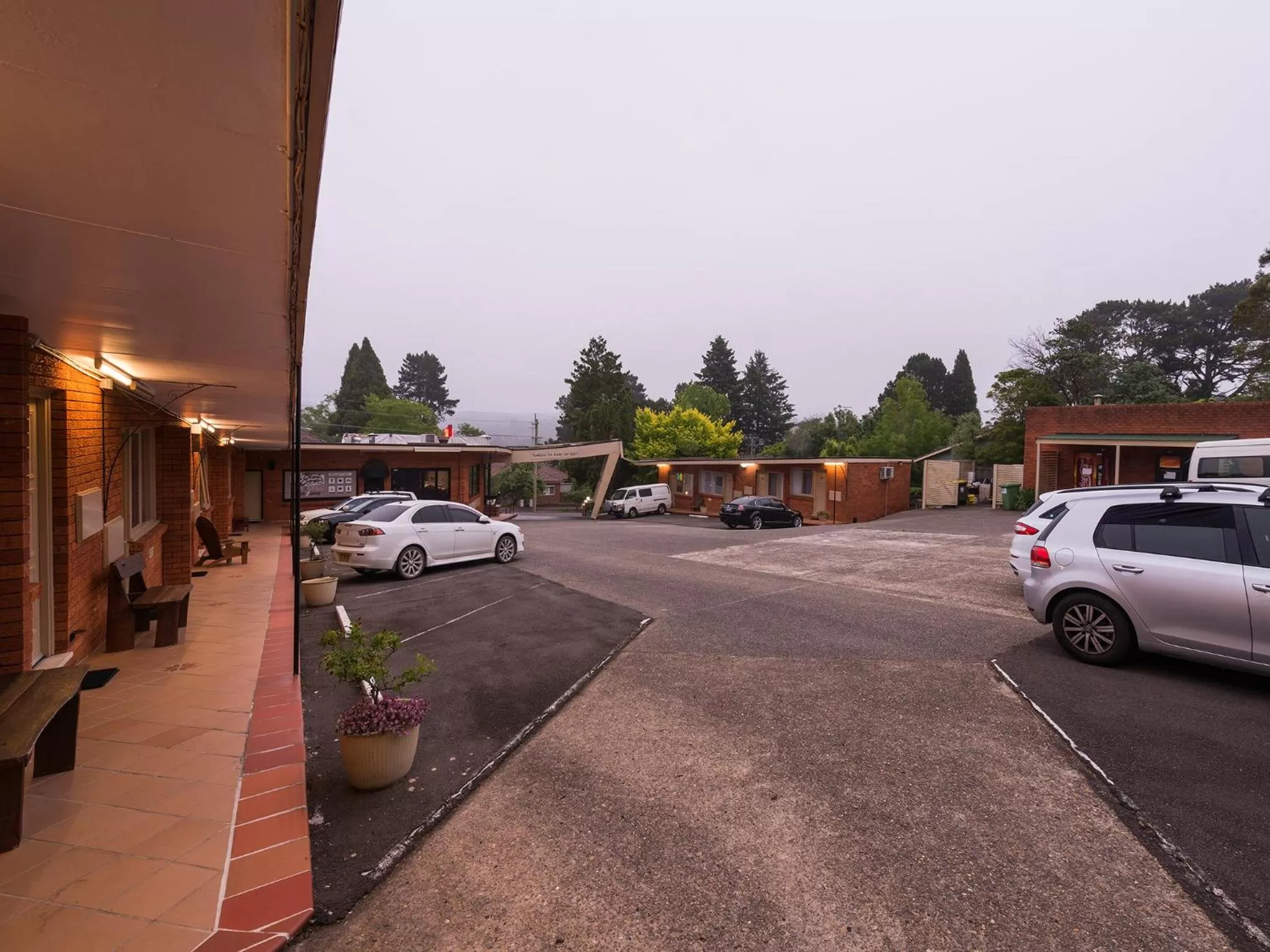 Area and facilities in 3 Sisters Motel