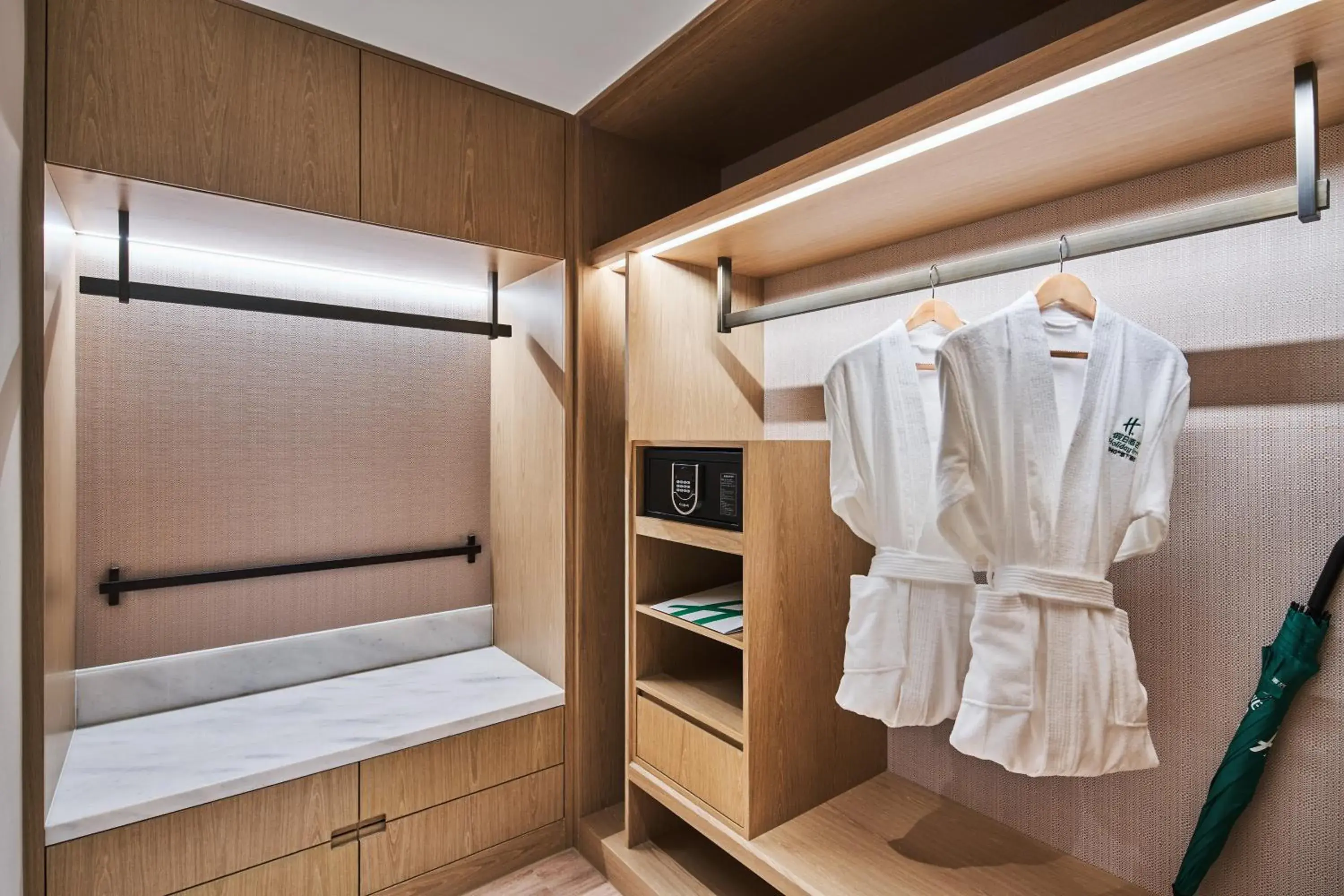 wardrobe in Holiday Inn & Suites Kunshan Huaqiao, an IHG Hotel