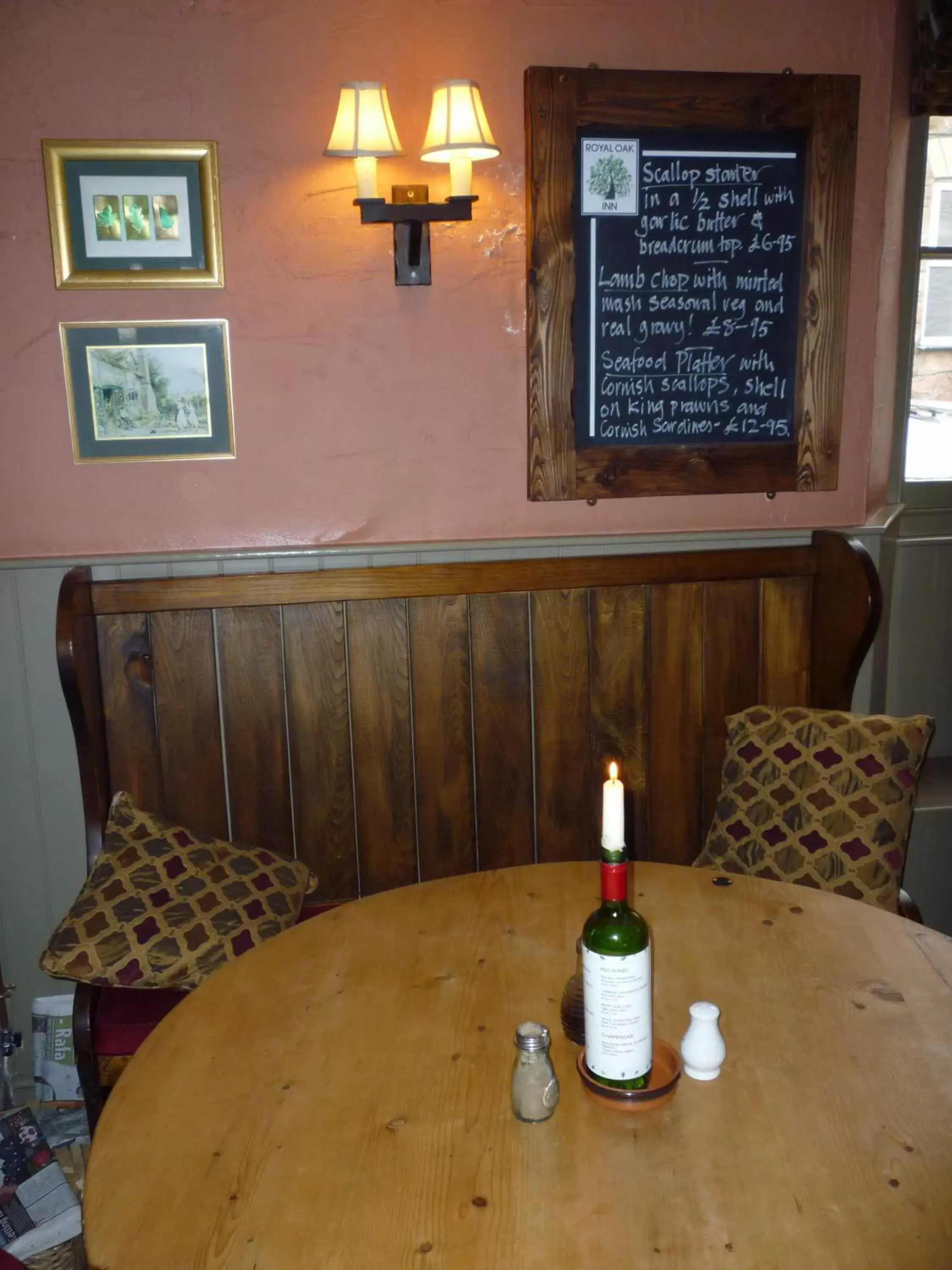 Lounge or bar in Royal Oak Inn Lounge or bar in Royal Oak Inn