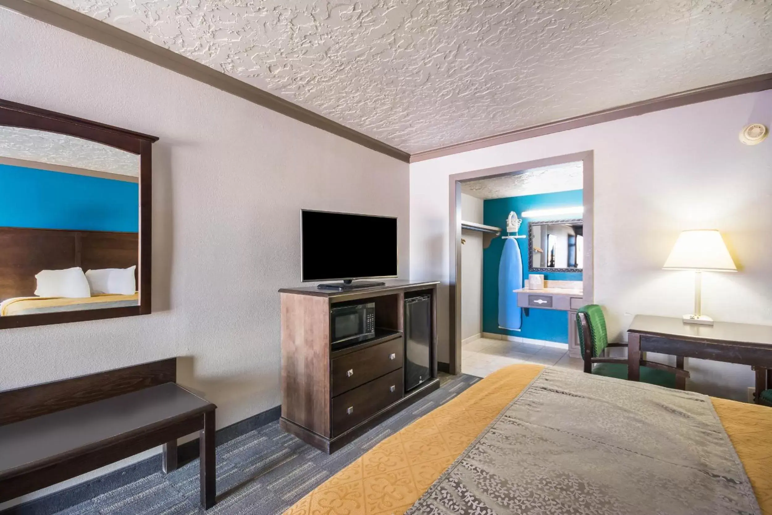 Bedroom, TV/Entertainment Center in Econo Lodge Inn & Suites