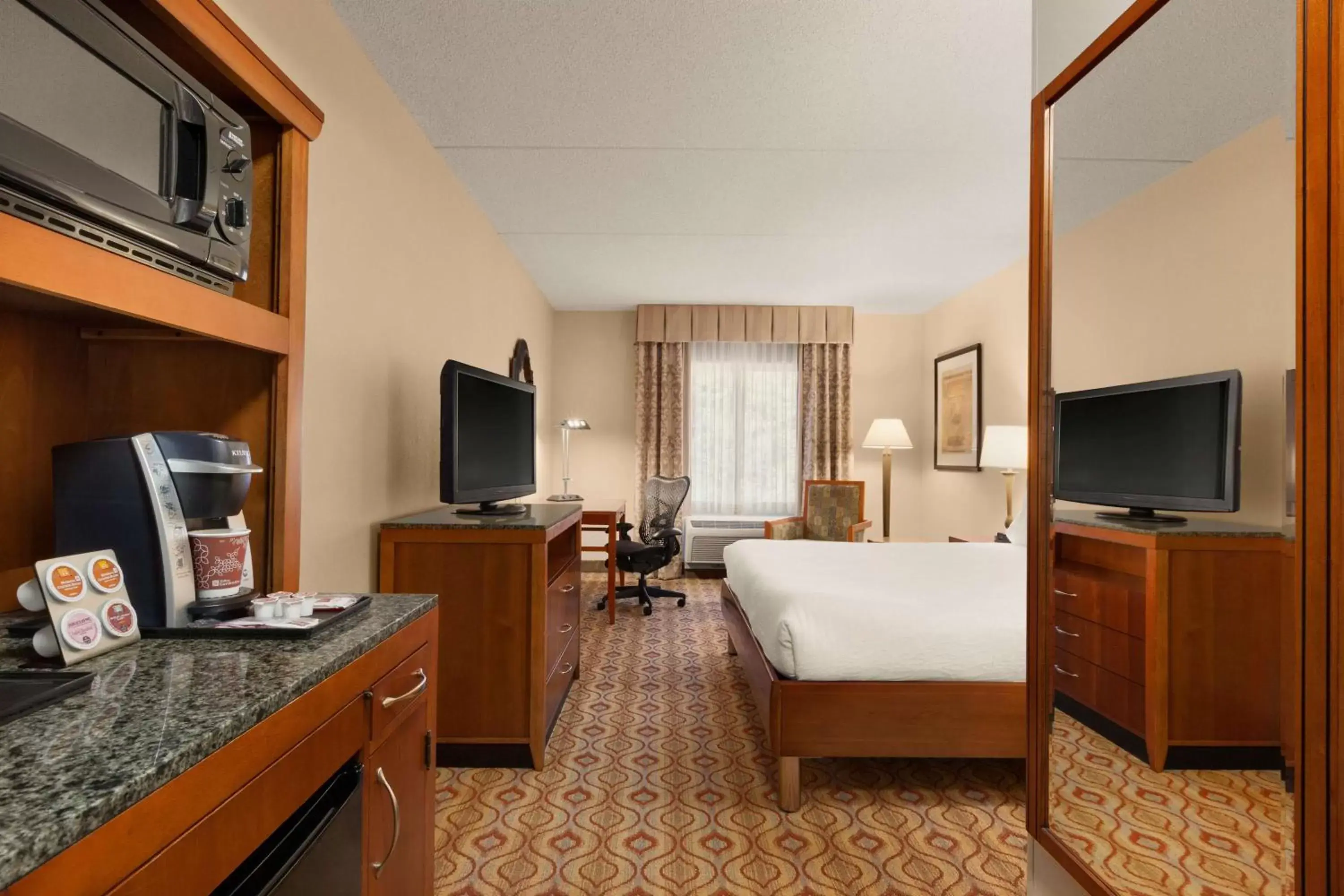 Bed, TV/Entertainment Center in Hilton Garden Inn Solomons