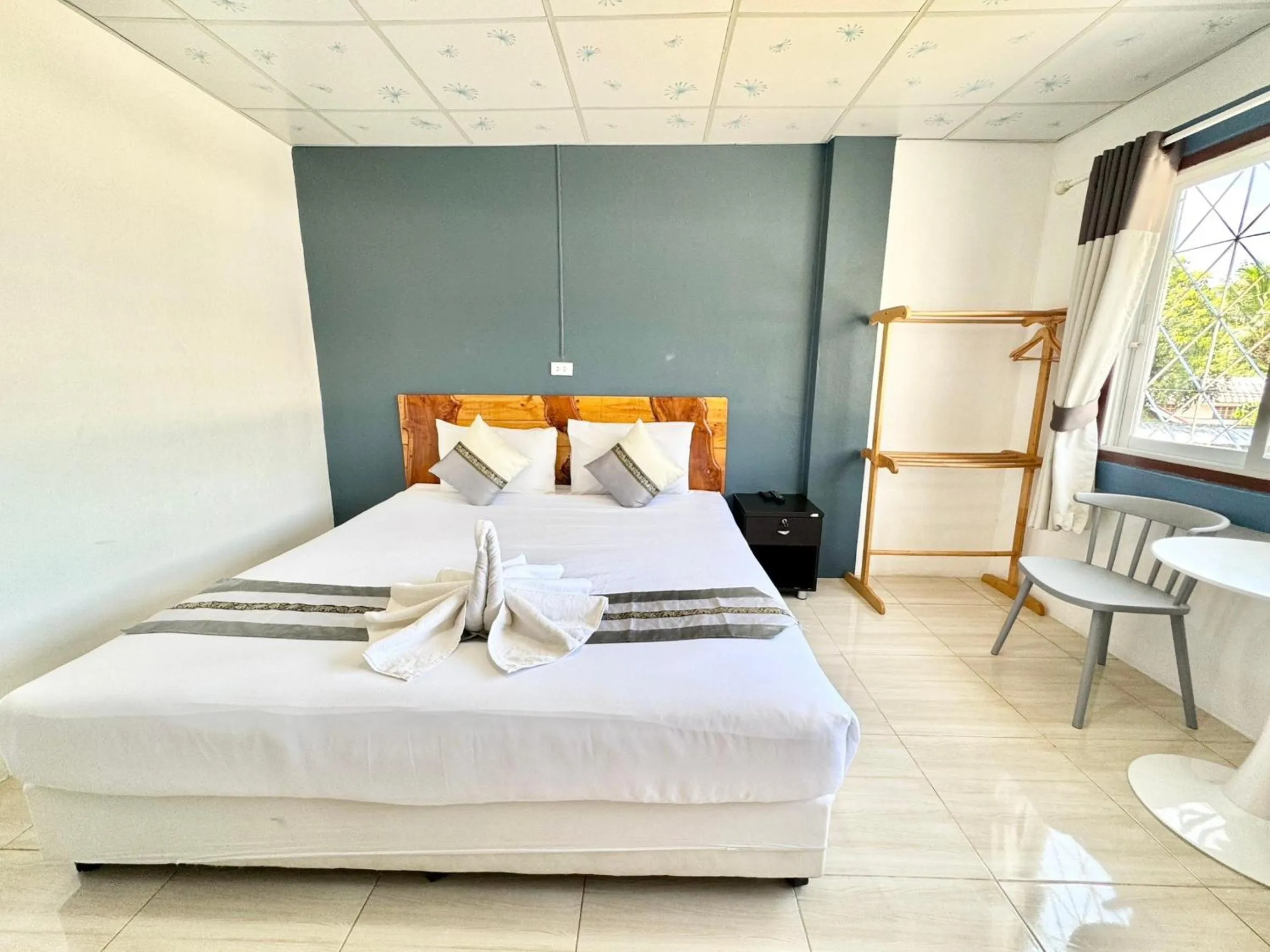 Photo of the whole room, Bed in Diamond de pai