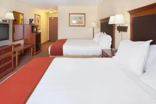 Photo of the whole room, Bed in Holiday Inn Express & Suites - Laredo-Event Center Area, an IHG Hotel