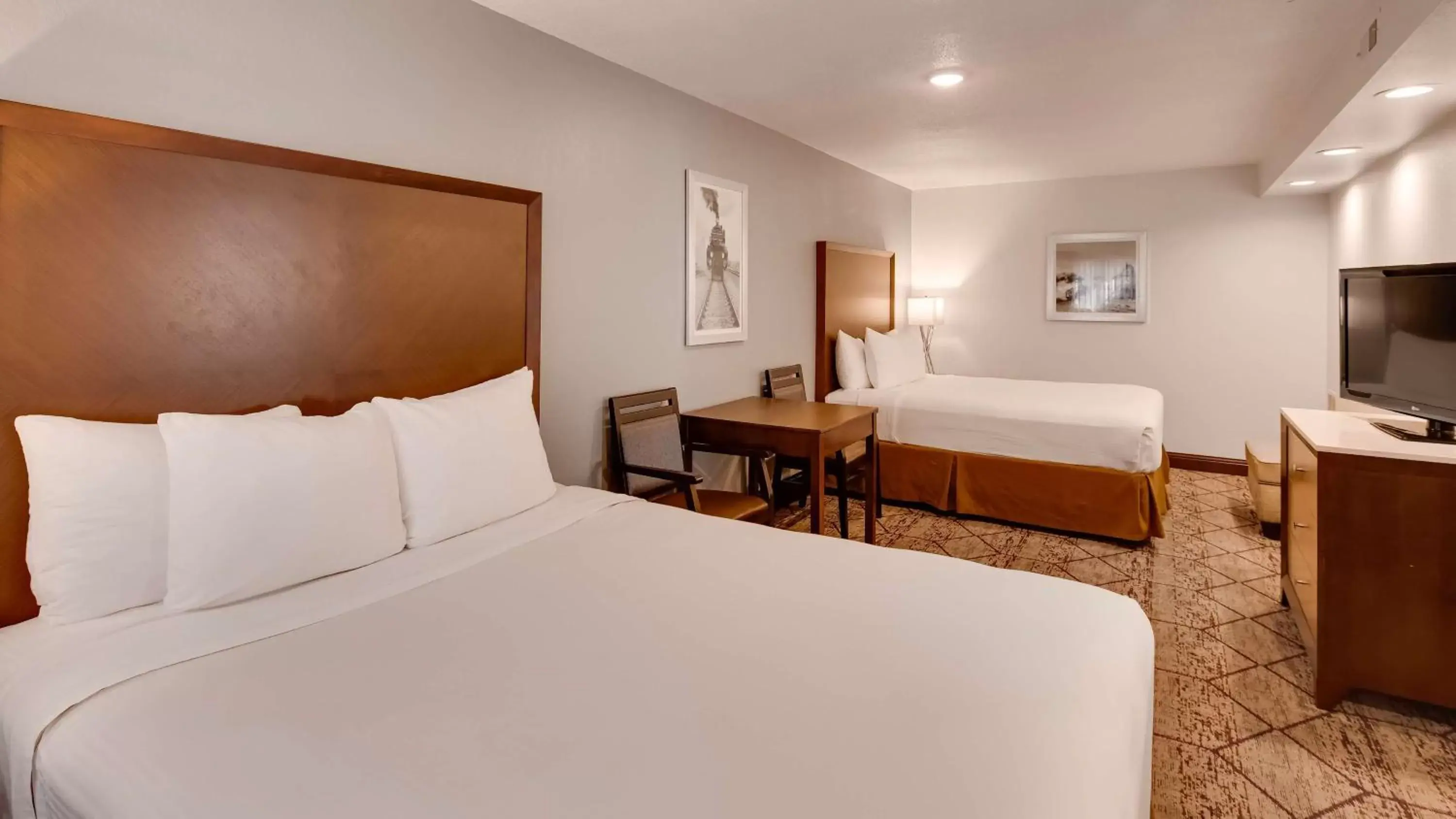 Photo of the whole room, Bed in Best Western Plus Longbranch Hotel & Convention Center