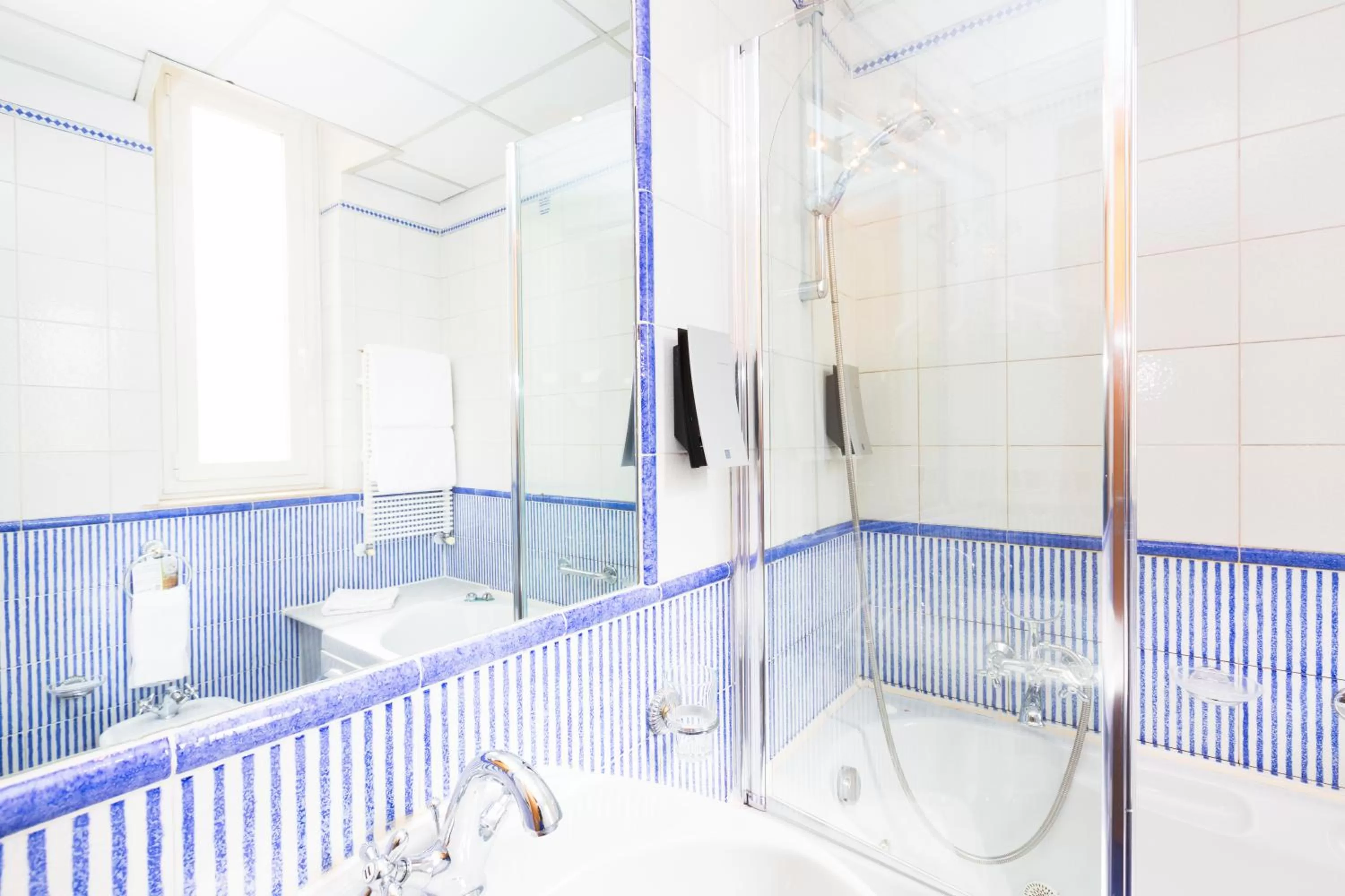 Shower in Best Western Hotel Artdeco