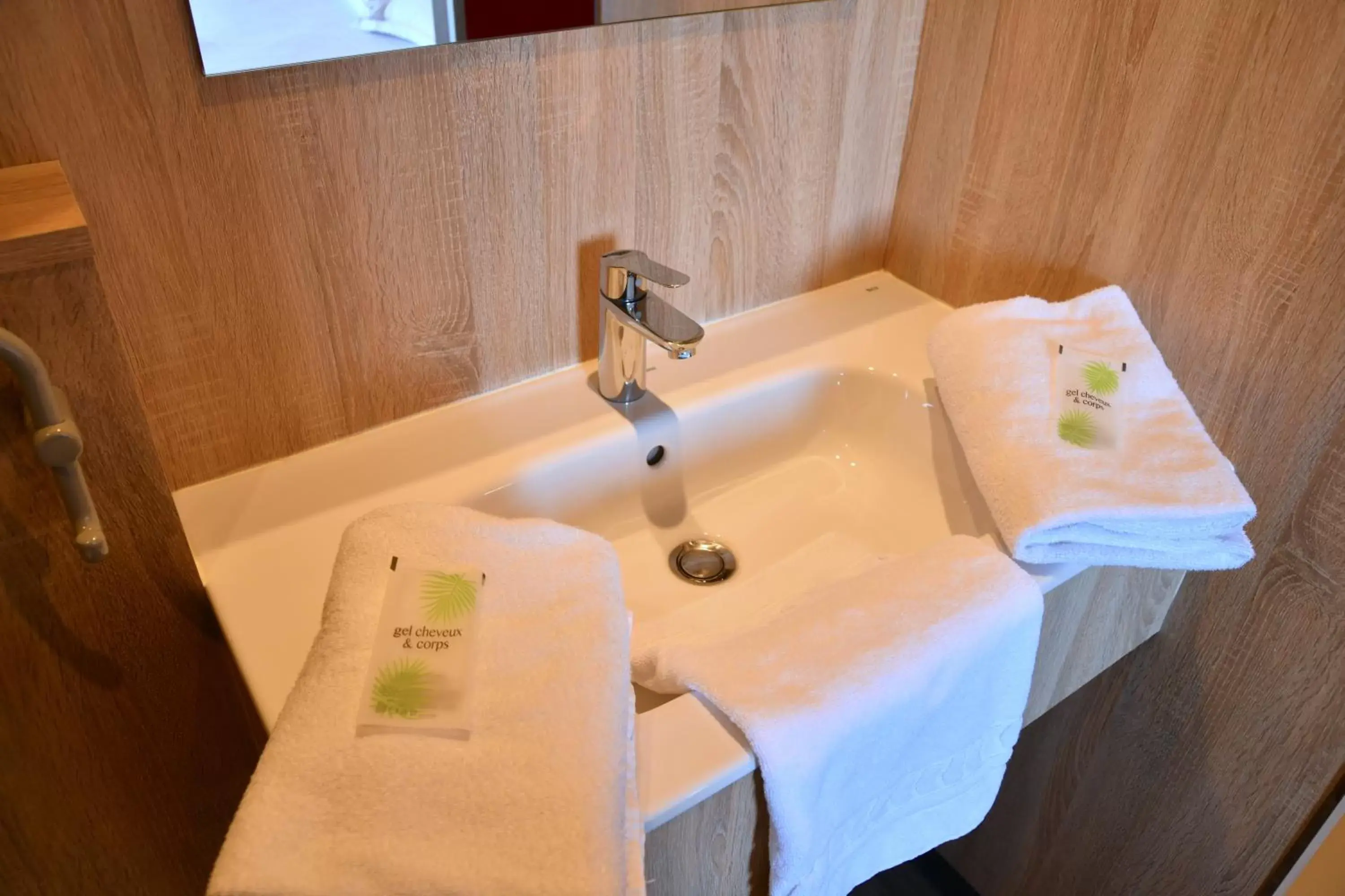 Bathroom in The Originals Access Aéroport, Hôtel Aurillac