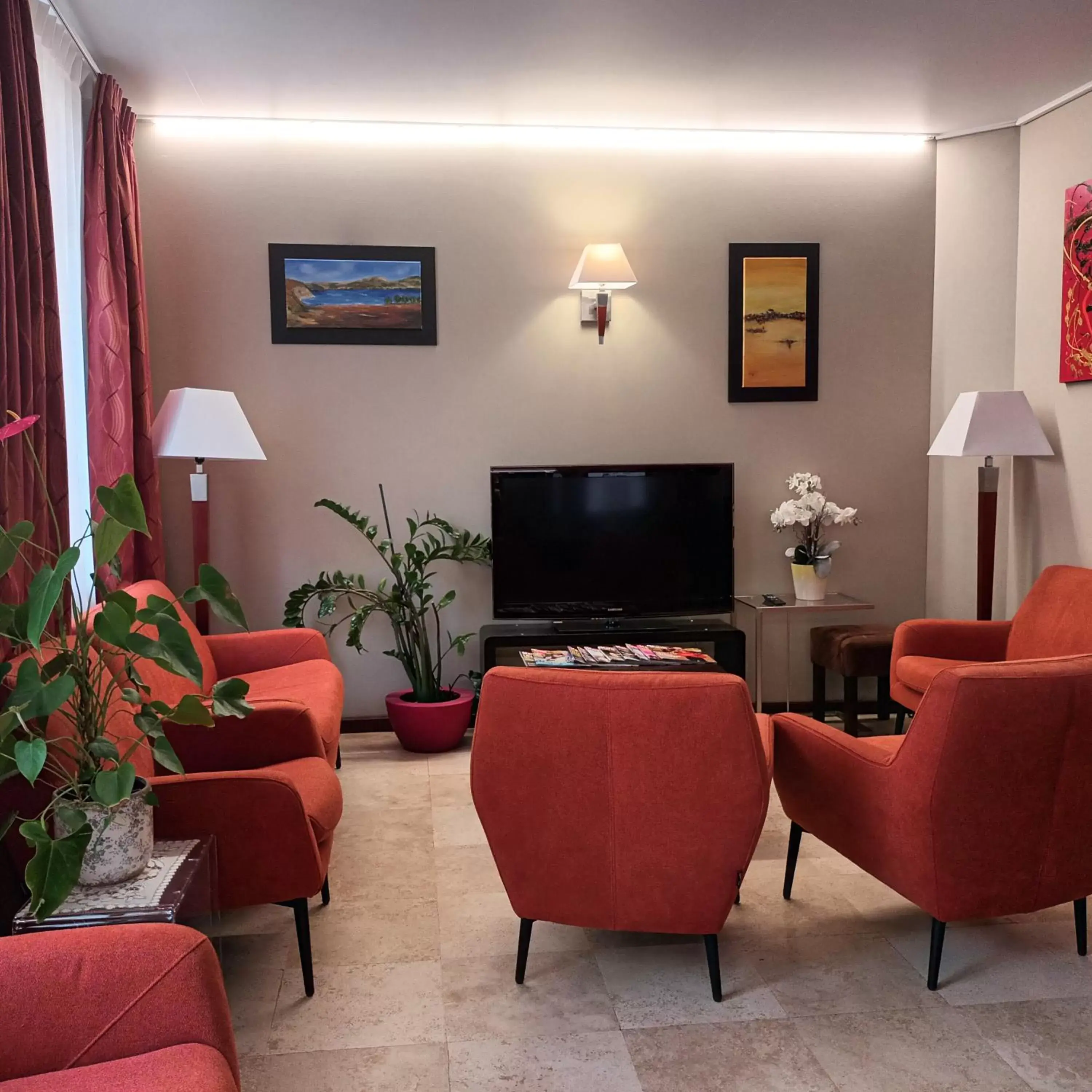 Communal lounge/ TV room, TV/Entertainment Center in Hotel Capitole