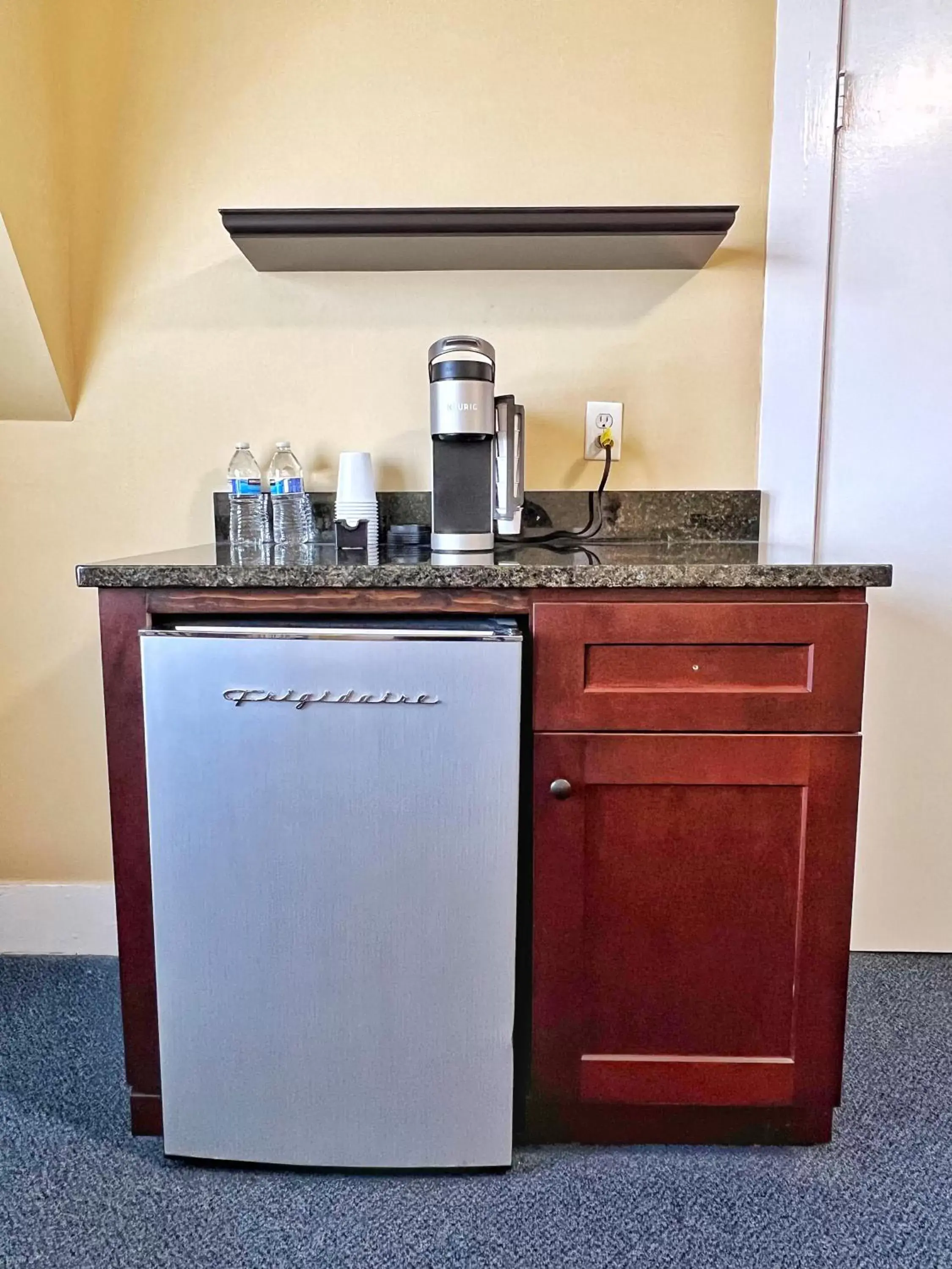 Coffee/tea facilities, Kitchen/Kitchenette in Winthrop Arms Hotel Restaurant Logan Airport