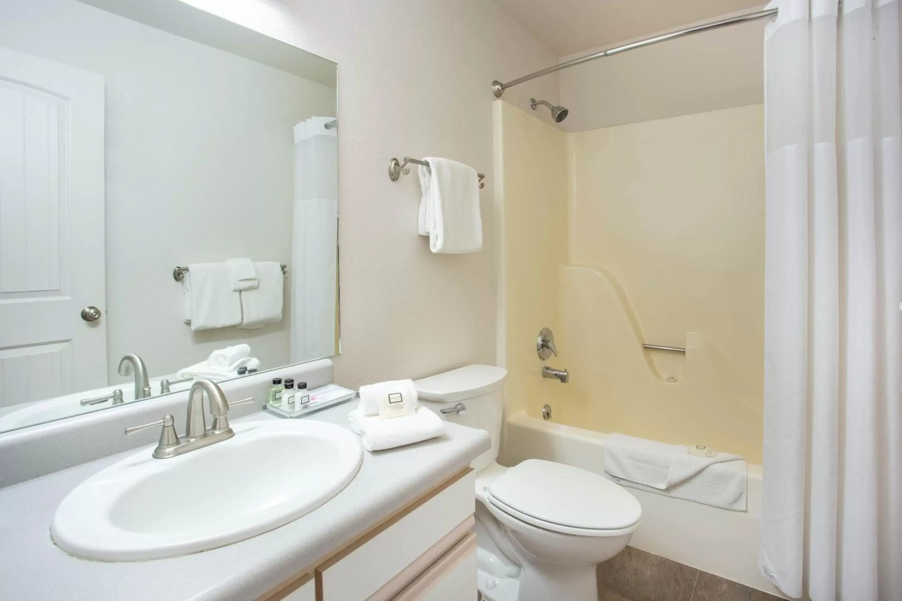 One-Bedroom Queen Suite - Non-Smoking in Travelodge by Wyndham Gardiner Yellowstone Park North Entr One-Bedroom Queen Suite - Non-Smoking in Travelodge by Wyndham Gardiner Yellowstone Park North Entr