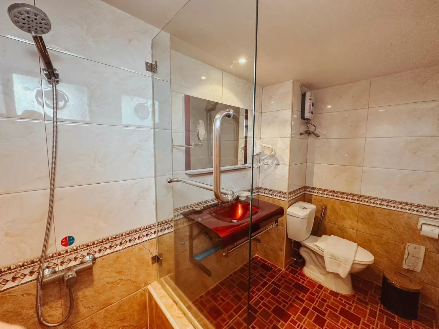 Shower in Hotel De Khuvieng