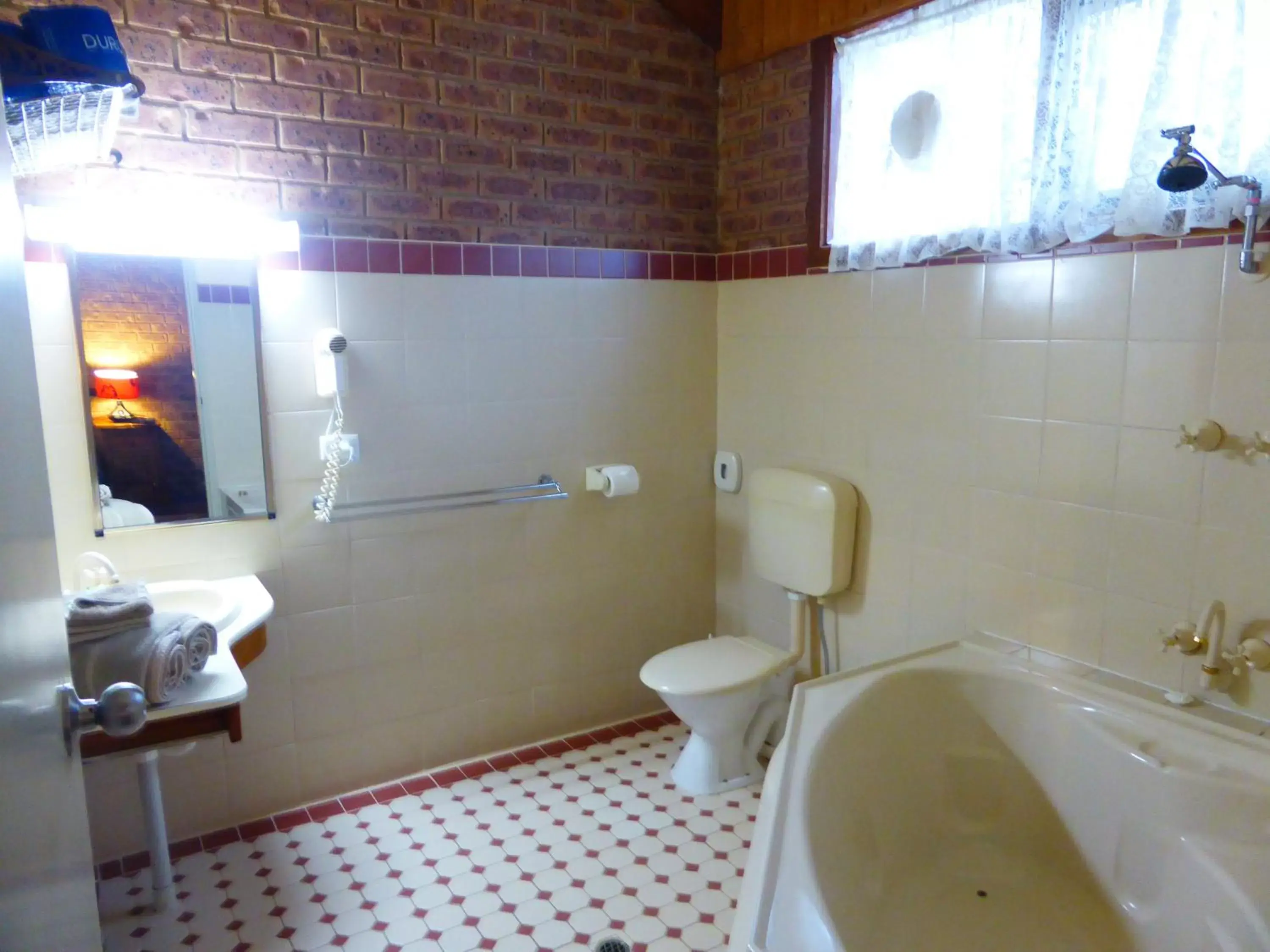 Bathroom in Beechworth Carriage Motor Inn