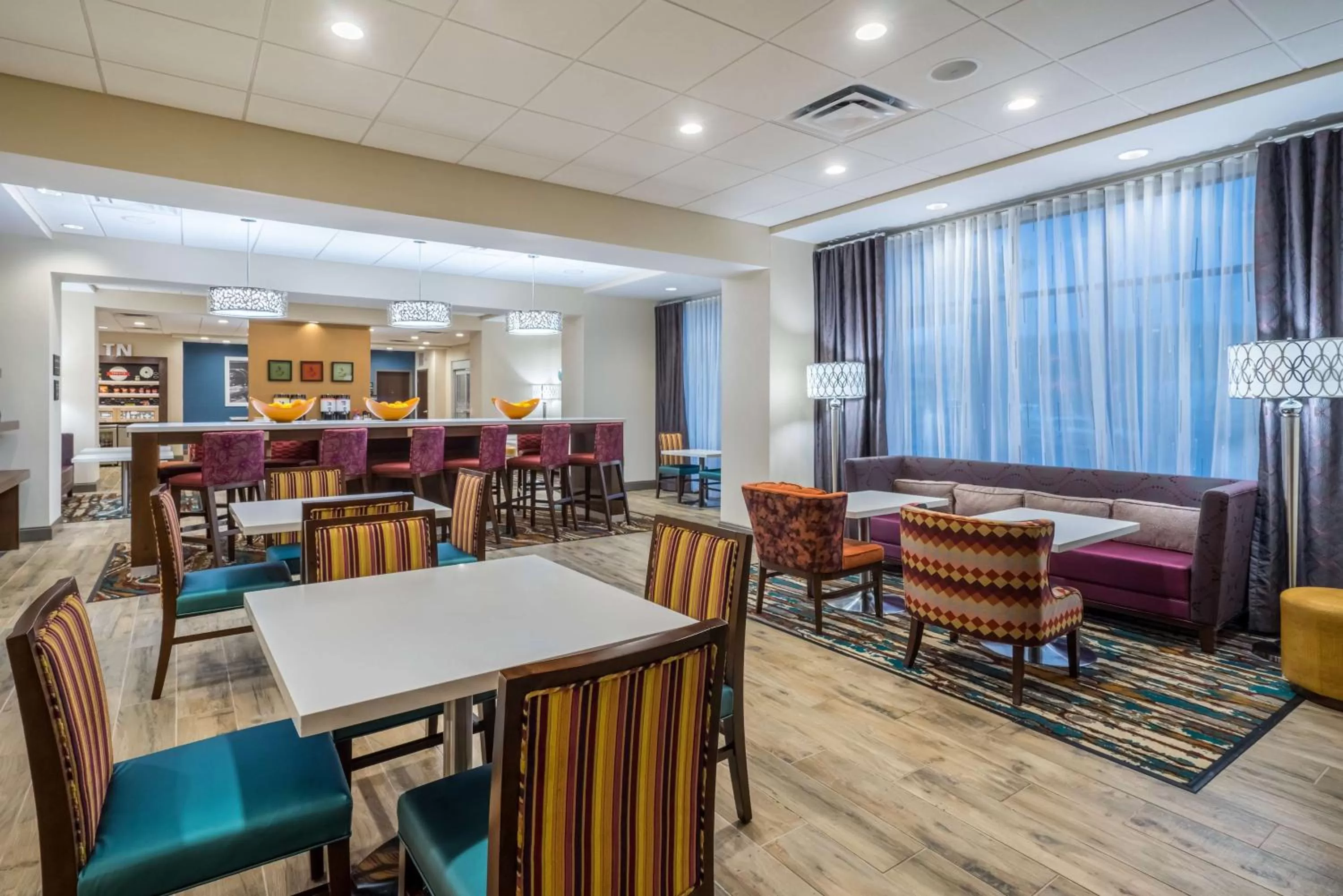 Dining area in Hampton Inn Newport