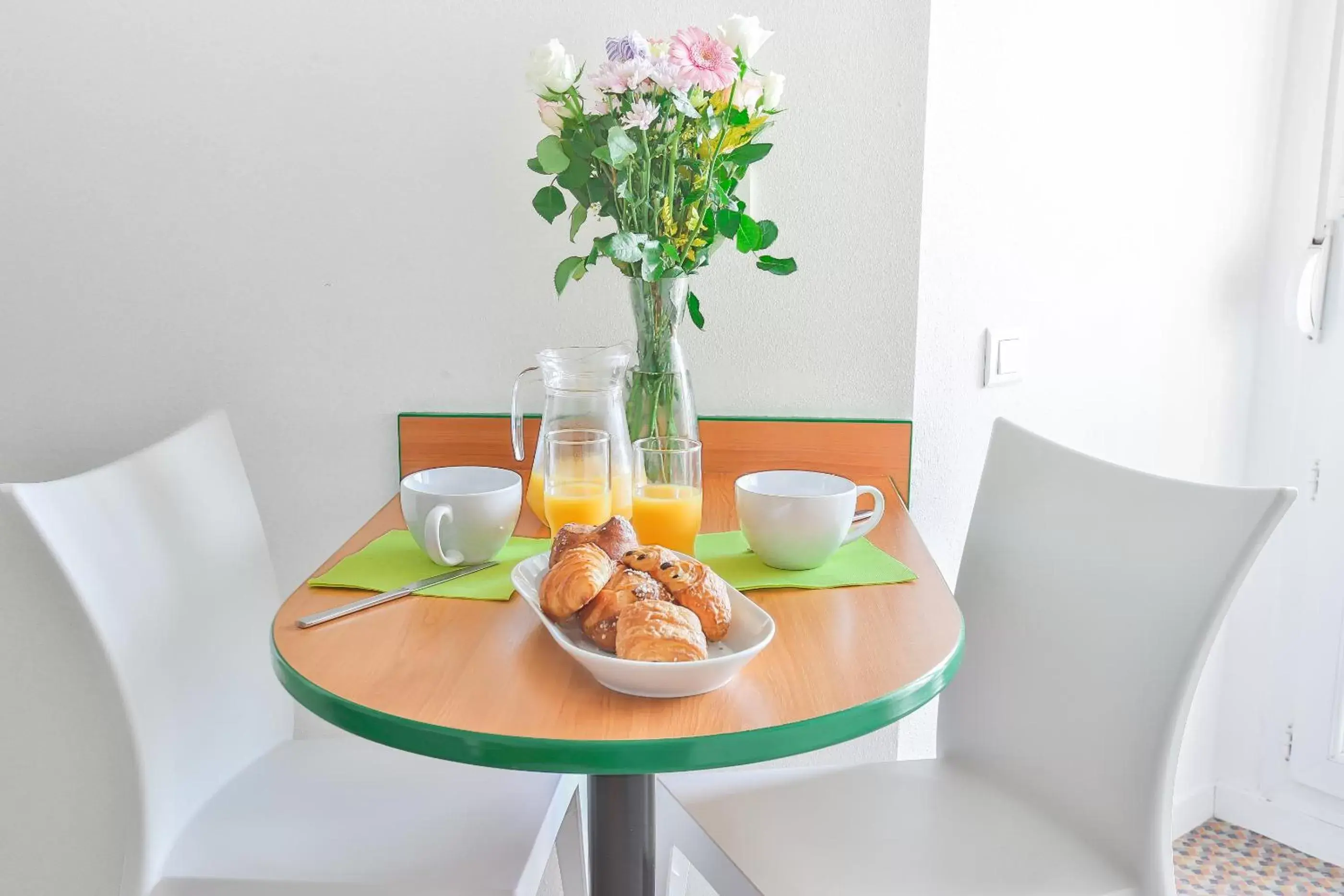 Dining area in Hôtel et Résidence Les Lauréades Clermont-Ferrand Centre Jaude