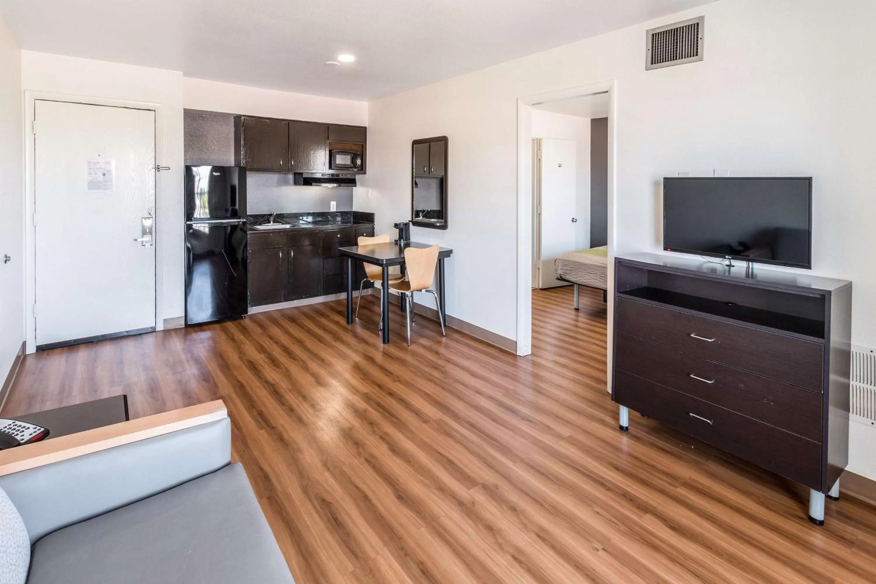 TV and multimedia in Studio 6-Arlington, TX