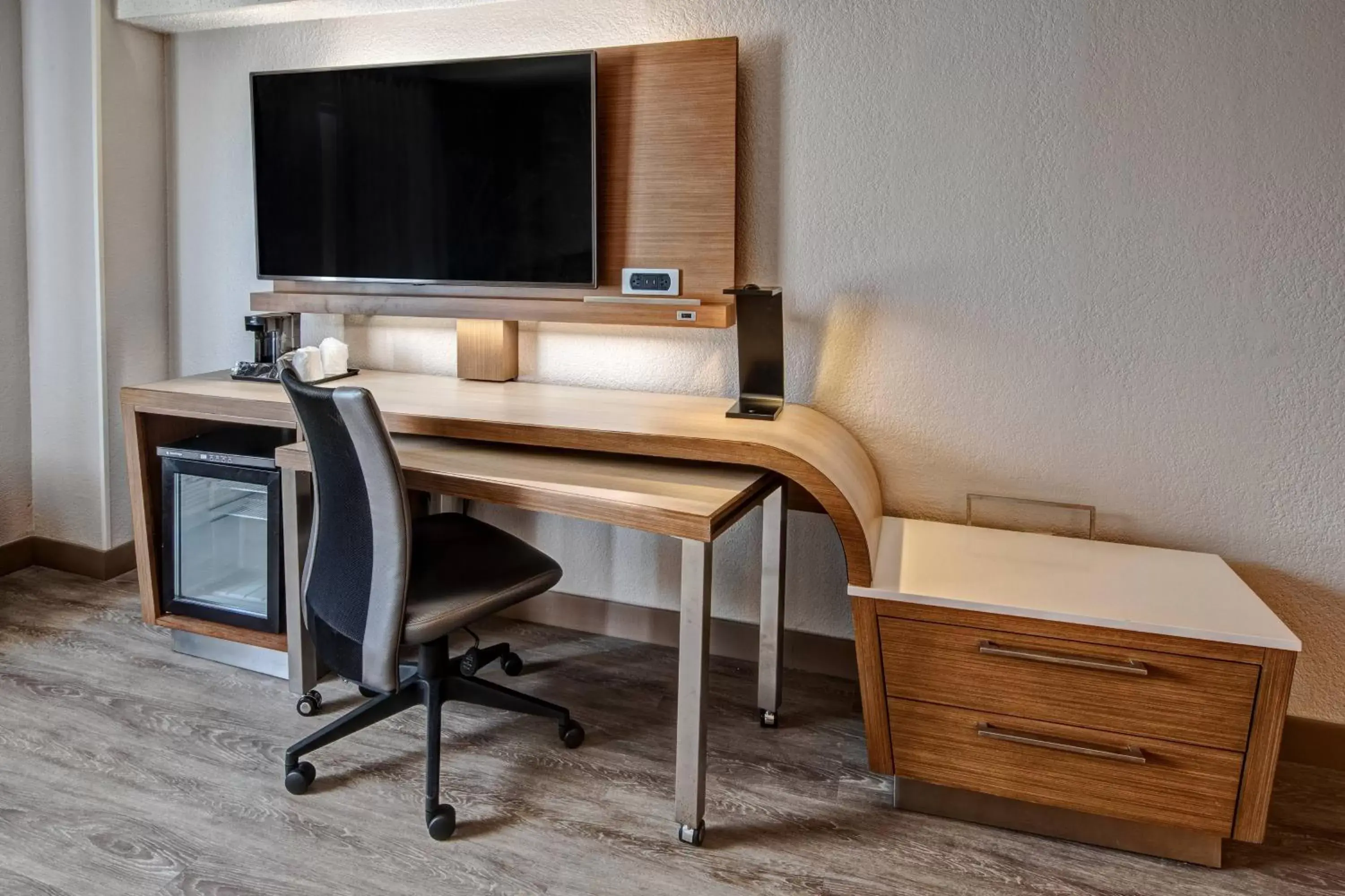 Photo of the whole room, TV/Entertainment Center in Courtyard by Marriott Nashville Vanderbilt West End