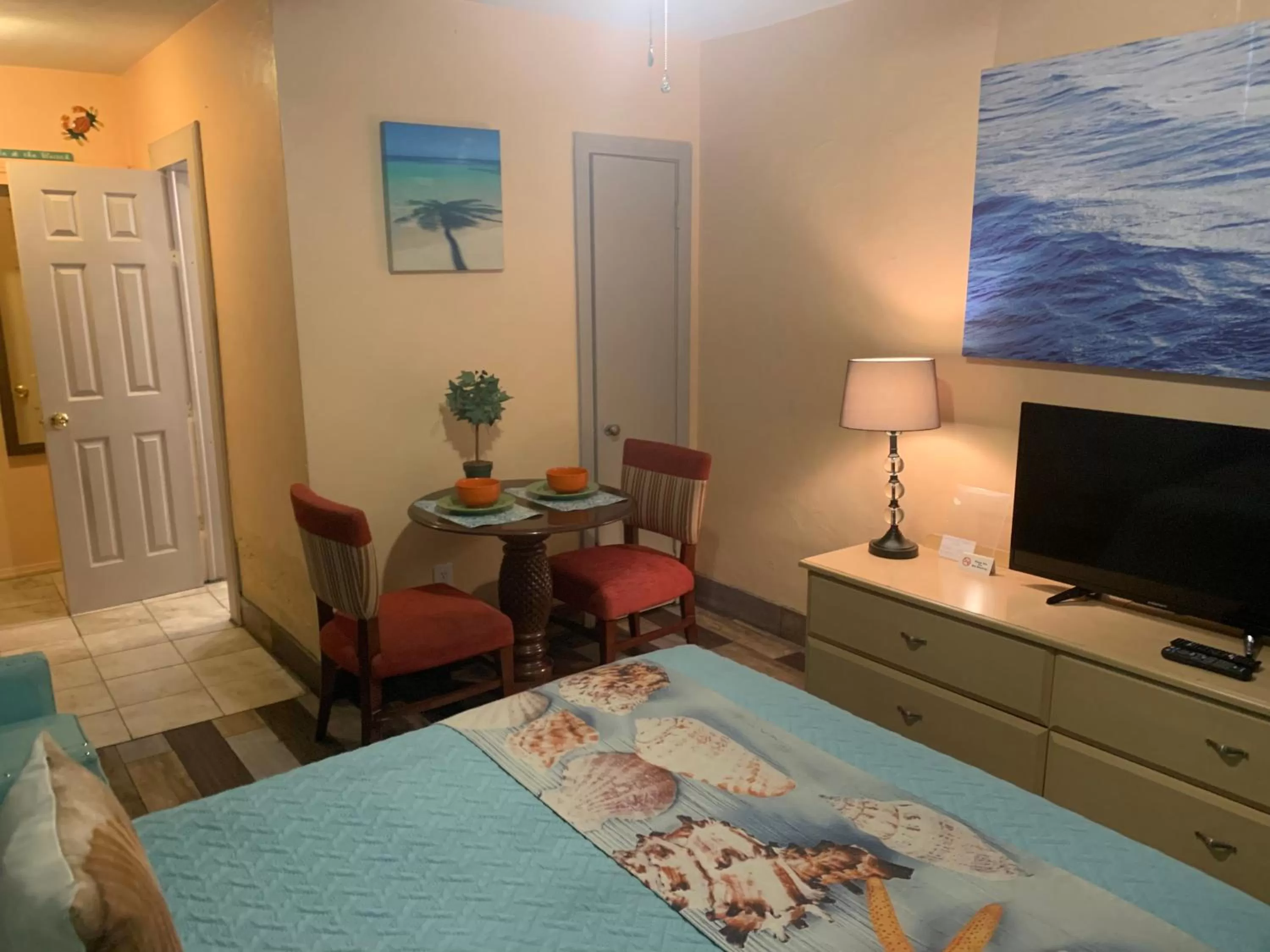 Photo of the whole room, TV/Entertainment Center in Michaels Siesta Studios